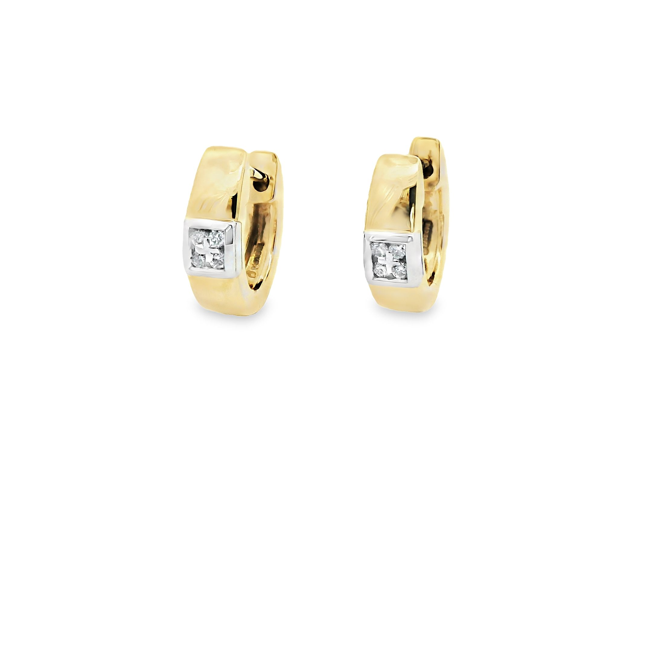 Deze oorringen van Louis Bros zijn vervaardigd uit 14 karaat bicolor en zijn gezet met 8 briljant geslepen diamanten met een totaalgewicht van 0.08 crt.

Verkrijgbaar vanaf 0,05crt .
Leverbare goudkleuren: 14/18kts geelgoud, 14/18kts witgoud, 14/18kts roségoud en alle bicolor combinaties.