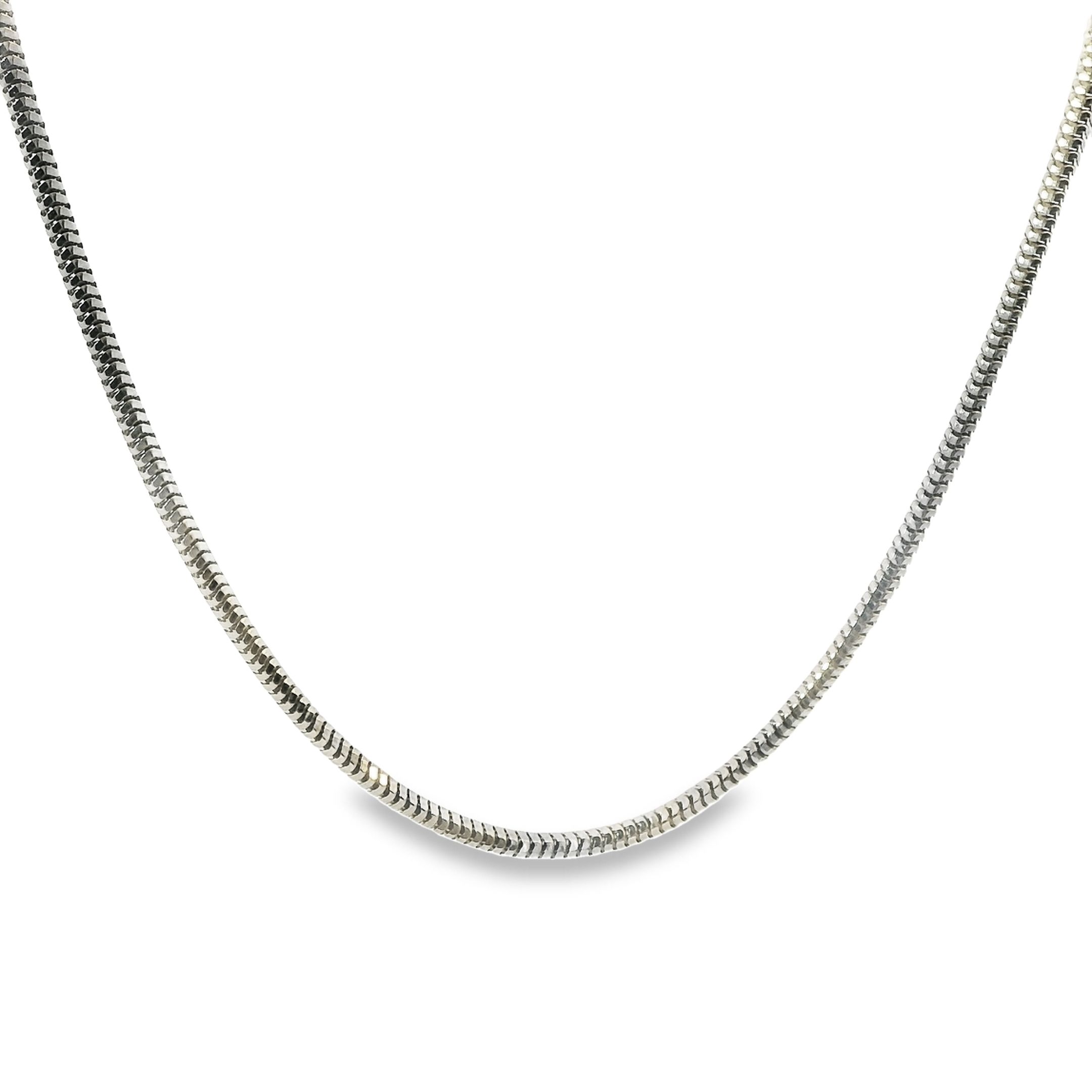Dit collier van Louis Bros is vervaardigd uit 14 karaat witgoud (3.82 gr). Het collier heeft een lengte van 45 cm en een dikte van 1.20 mm. Dit collier is stijlvol, eenvoudig en gemakkelijk te combineren. Wil je deze ketting graag zien en passen? Dat kan natuurlijk! Klik op reserveer en maak een afspraak om te bekijken. Wij zorgen er dan voor dat wij dit collier op voorraad hebben in de winkel op het moment dat jij graag langskomt.
Verkrijgbaar vanaf 40 cm.