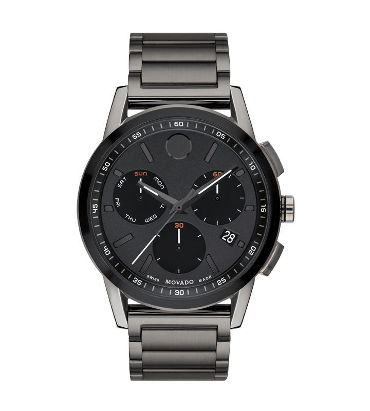 Movado Museum Sport Chronograph, 43 mm gunmetal PVD-finished stainless steel horlogekast met zwarte PVD-finished Lunette. Zwarte wijzerplaat met chronograaf en datumweergave. Gunmetal PVD-finished horlogeband.