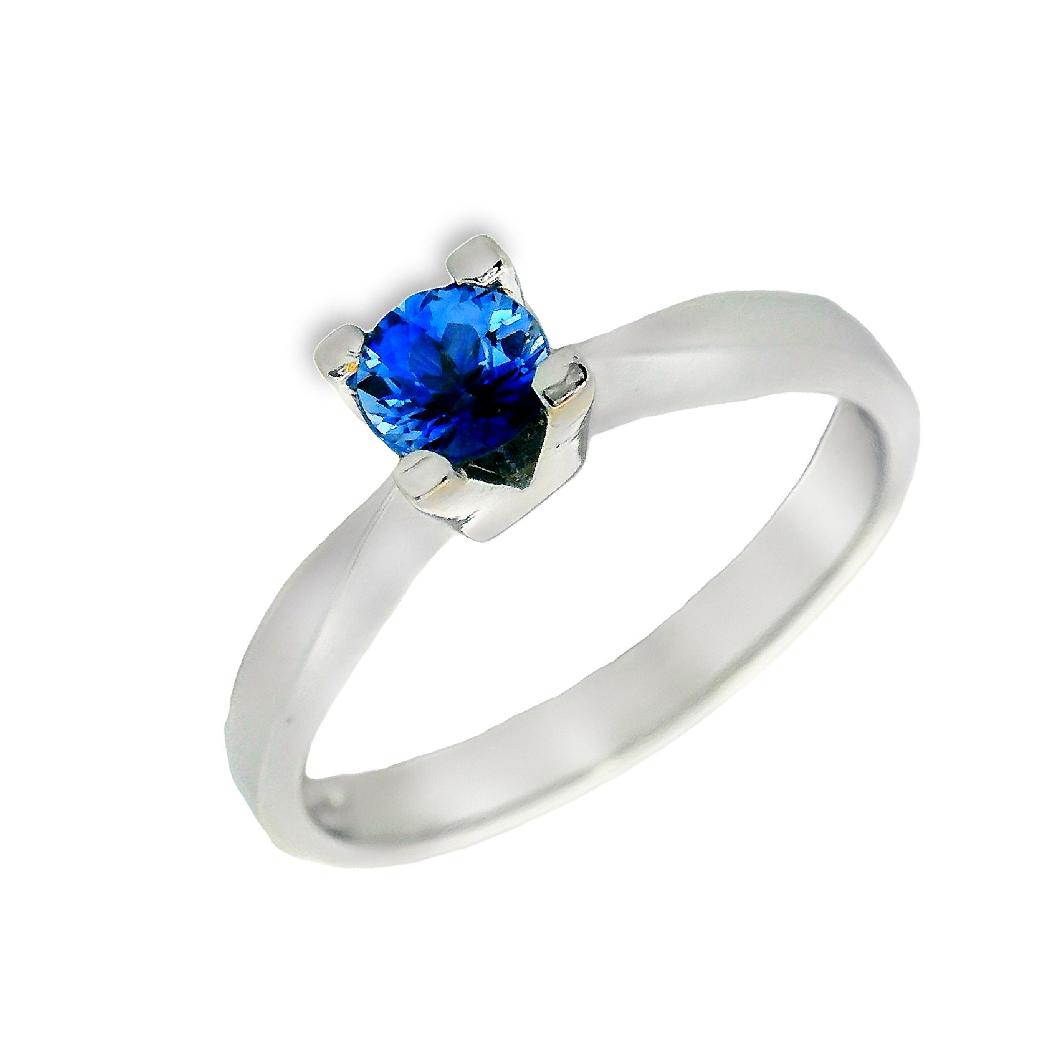 Deze ring van Louis Bros is vervaardigd uit 14 karaat witgoud (3.gr.) en is gezet met 1 saffier met een totaalgewicht van 0.28ct. De ring heeft een diameter van 4 mm, minimale breedte van 2.5 mm. en een hoogte van 6 mm. In het hart van de ring schittert een betoverende saffier, met zijn diepblauwe kleur die doet denken aan de eindeloze diepten van de oceaan. Deze koninklijke edelsteen straalt een aura van mysterie en schoonheid uit, en trekt onmiddellijk de aandacht naar zich toe met zijn unieke schittering.
De ring is verkrijgbaar in meerdere afmetingen.