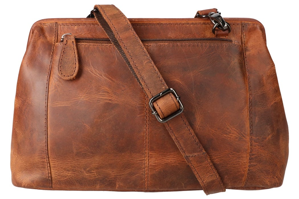 Leuke stoere tas voorzien met beugel. Deze kunt u sluiten met een rits.
Tevens aan de voor-achterkant een rits.

Afmetingen:
Hoogte 18cm x breed 28cm x diep 9cm