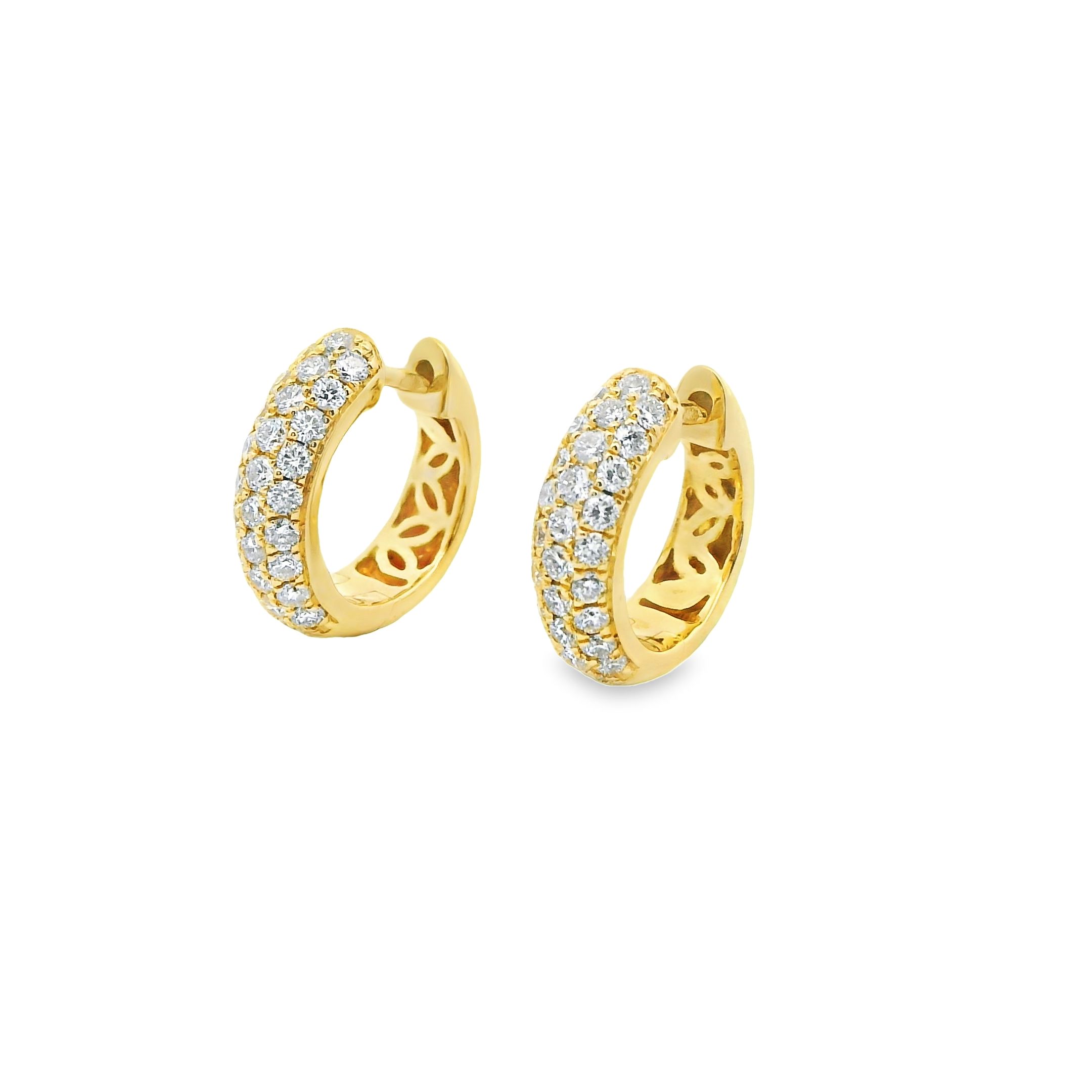 Deze oorringen van Louis Bros zijn vervaardigd uit 14 karaat geelgoud (3.09 gr) en zijn gezet met 56 briljant geslepen diamanten met een totaalgewicht van 0.58 crt. De Oorsieraden hebben een diameter van 13 mm, en een breedte van 3.8 mm.

Verkrijgbaar vanaf 0,10crt .
Leverbare goudkleuren: 14/18kts geelgoud, 14/18kts witgoud, 14/18kts roségoud en alle bicolor combinaties.