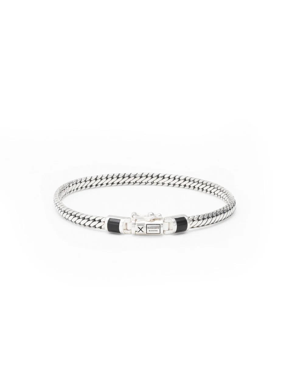 Dat deze Sterling zilveren armband van Buddha to Buddha met puur vakmanschap handgemaakt is, straalt van het stoere sieraad af. De signature touch van het model uit de Gemstone collectie zet jouw uitstraling kracht bij. Bestel deze handgemaakte Ben Mini armband J101ON met een karaktervolle onyx steen eenvoudig online bij Jan Maes. Jouw nieuwste it-piece wordt met zorg bij je thuis geleverd in de bijhorende, luxueuze juwelendoos.
