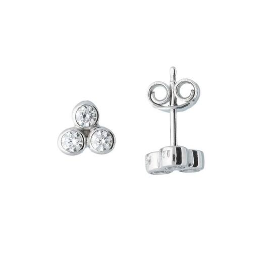 Zilveren oorstekers met 3x een zirconia in een ronde zetkast