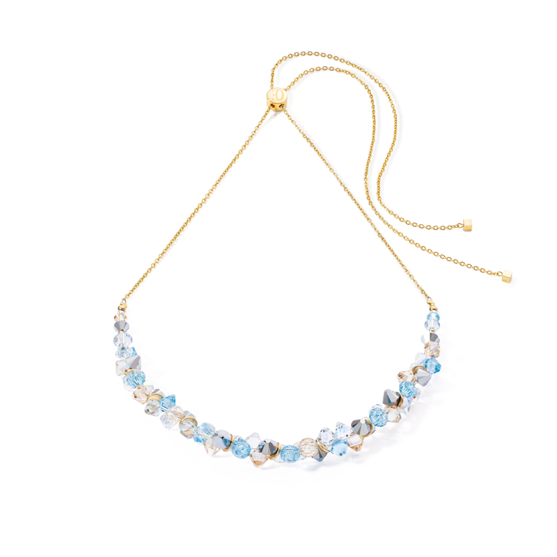 Dansende kristallen Aqua. Een spannende mix van sprankelende kristallen en een gouden ketting met een verstelbare schuifsluiting. Met deze betoverende ketting kun je eenvoudige outfits laten schitteren of een speciaal tintje geven aan feestelijke looks.
