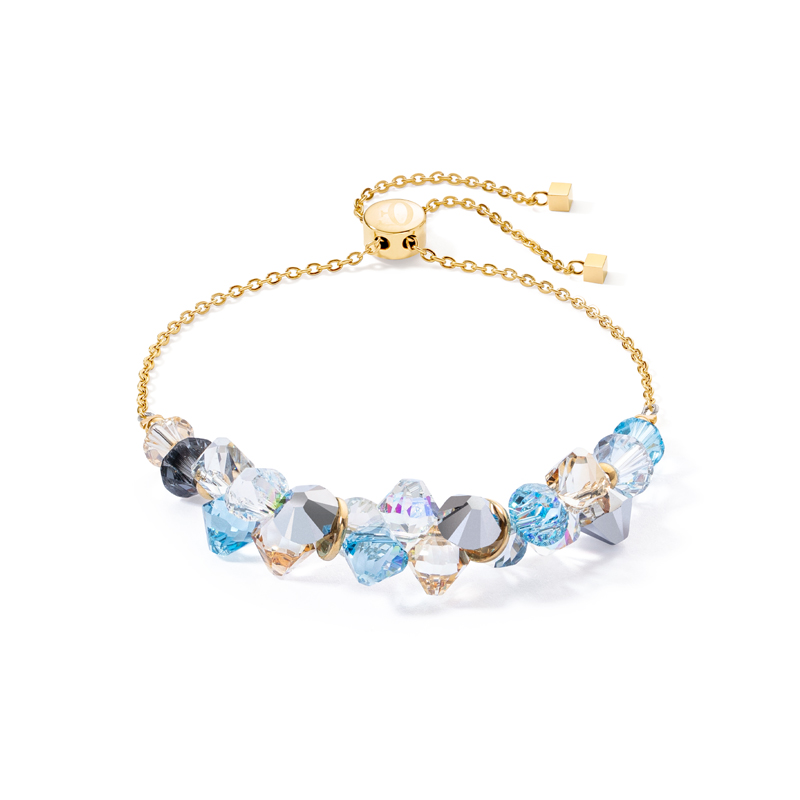 Dansende kristallen Aqua. Een spannende mix van sprankelende kristallen en een gouden armband met een verstelbare schuifsluiting die elke outfit laat stralen.