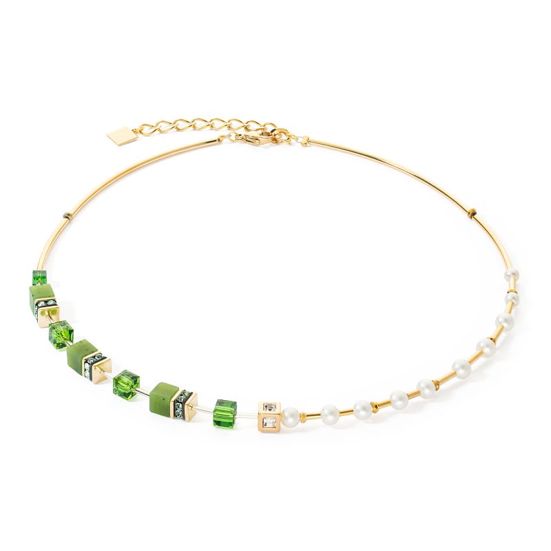 Ketting GeoCUBE® Fusion Precious Pearl Mix goudgroen
Het asymmetrische ontwerp van de GEOCUBE® Fusion Precious Pearl Mix ketting in staal verguld  en groen maakt het een echte eyecatcher. Het voegt een vleugje individualiteit en stijl toe aan je outfit. De populaire GEOCUBE® kralen met hun opvallende geometrische vorm geven de ketting een trendy, moderne uitstraling. Nefriet geeft de sieraden een natuurlijke, aardse uitstraling. Echte zoetwaterparels voegen een subtiele elegantie toe en verbinden de verschillende elementen harmonieus.

Elk sieraad dat u bij COEUR DE LION bestelt, wordt u geleverd in een premium designetui en met een certificaat van echtheid.