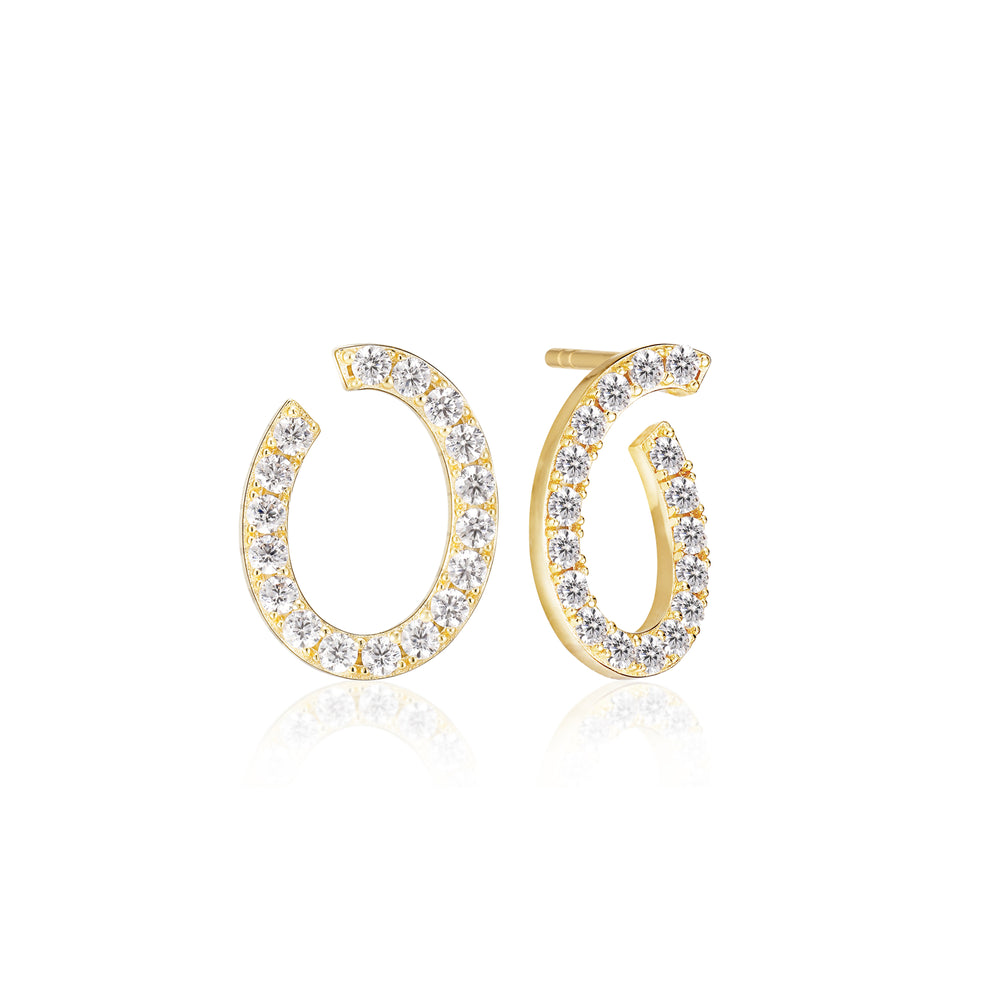 Deze oorknoppen voegen een unieke touch toe aan je look! Deze oorsieraden zijn vervaardigd uit verguld  zilver . De oorbellen zijn gedecoreerd met kleine zirkonia steentjes, wat zorgt voor een perfecte dosis schittering ! De oorknoppen hebben een unieke uitstraling, omdat ze lijken op oorringen.
