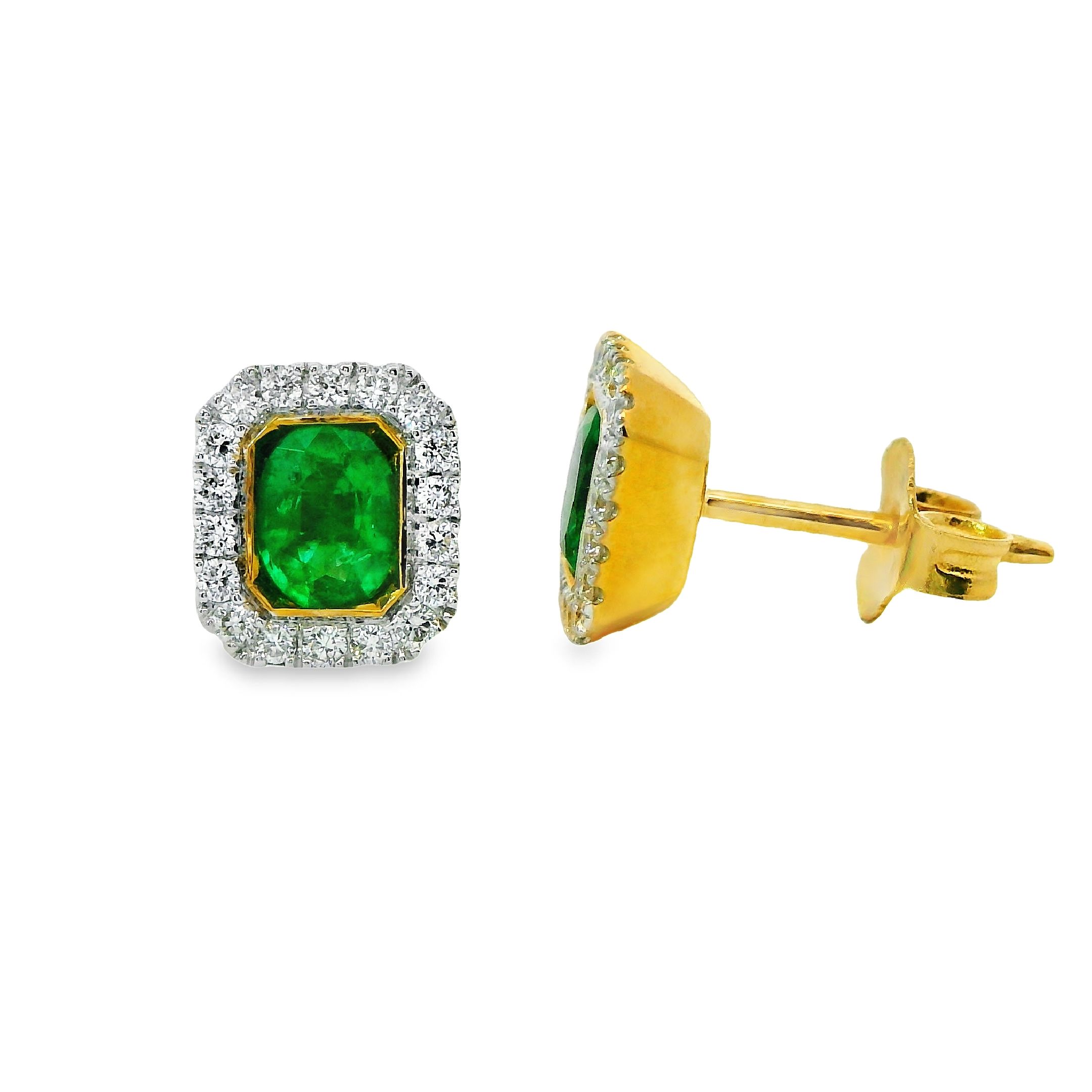 Deze oorstekers van Louis Bros zijn vervaardigd uit 14 karaat geelgoud (1.73 gr.) en zijn gezet met 36 briljant geslepen diamanten met een totaalgewicht van 0.25ct. En 2 smaragd 2.00ct  De Oorsieraden hebben een diameter van 7.5 mm en een breedte van 6.5mm.
In een spel van sublieme elegantie en tijdloze schoonheid, schitteren deze gele gouden oorstekers als kostbare juwelen uit een droom. Met een weelderige combinatie van levendige groene smaragden en stralende diamanten die rondom zijn gezet, vangen ze het licht op een betoverende manier op.
Het hart van deze oorstekers wordt gevormd door prachtige smaragden, elke steen een oase van groen, bruisend van leven en vitaliteit. Hun diepe kleur doet denken aan de weelderige bossen en weidse velden, een symbool van vernieuwing en groei. Omringd door de warme gloed van gele gouden zettingen, worden de smaragden geaccentueerd en verheven tot ware kunstwerken van de natuur.
