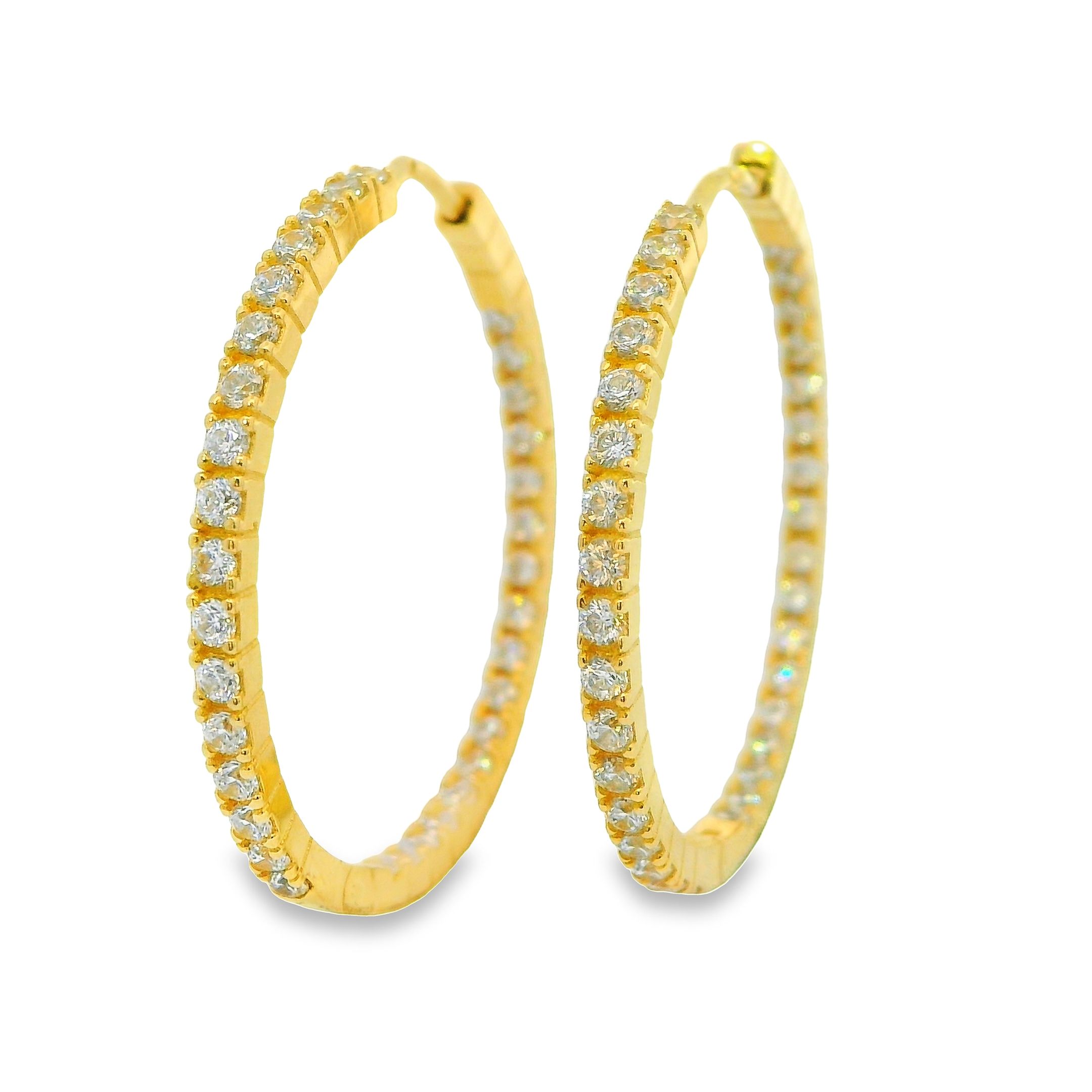 Deze oorringen van Louis Bros zijn vervaardigd uit 14 karaat geelgoud (5.62 gr.). De Oorsieraden hebben een diameter van 29 mm, en breedte van 2 mm.
Schitterend in zijn eenvoud, dit prachtige oorringen ontwerp straalt met de warmte van geelgoud en de sprankeling van zirkonia. Elk detail is doordrenkt met elegantie, waardoor het een tijdloos stuk is dat elke gelegenheid verheft.
Het geelgoud, met zijn diepe, rijke kleur, omhelst de oren als een omarming van verfijning. Het is een symbool van luxe en klasse, waardoor de drager een gevoel van zelfvertrouwen en gratie krijgt.
De zirkonia, met zijn fonkelende facetten, voegt een vleugje glamour toe aan het geheel. Deze schitterende stenen vangen het licht op een betoverende manier op, waardoor een sprankelende gloed ontstaat die de aandacht trekt en bewondert.