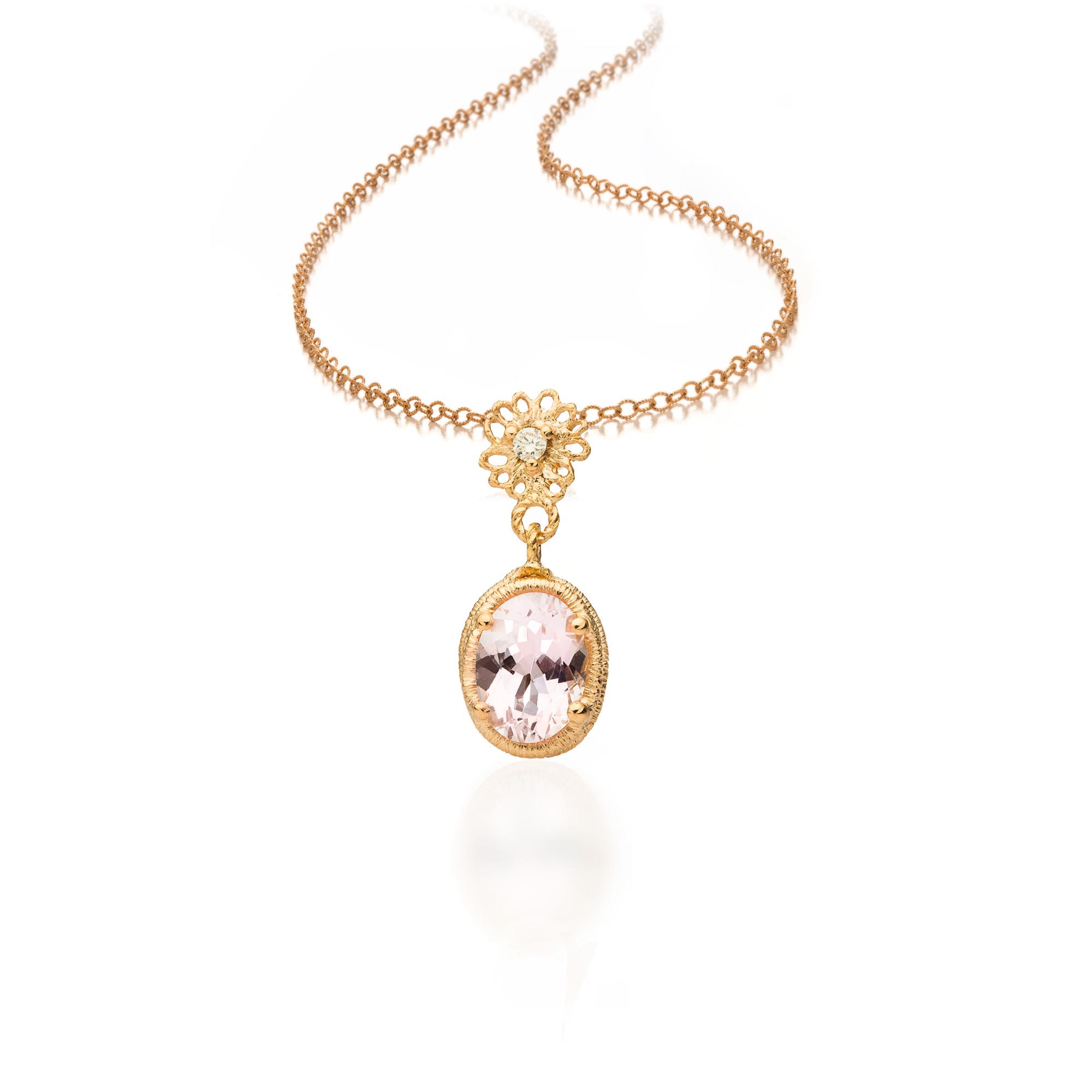 een 18 krt geelgouden collier met hanger van Brigitte Adolph model Theresa met een morganiet steen en een champagne diamant briljant geslepen 0.03 crt.