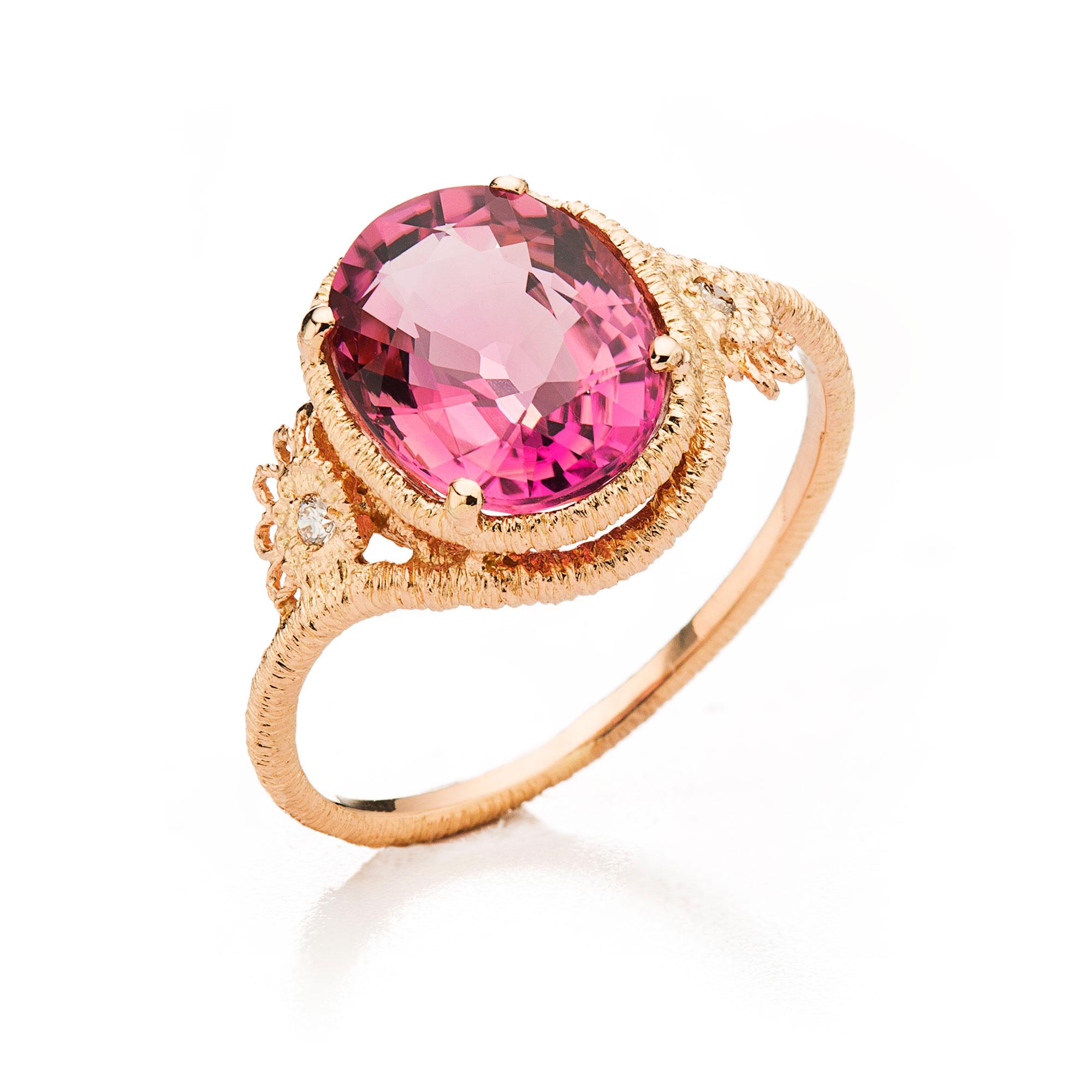 een 18 krt rosé gouden ring van Brigitte Adolph model Theresa met een rose turmalijn en 2 diamantjes briljant geslepen champagne kleur totaal 0.028 crt