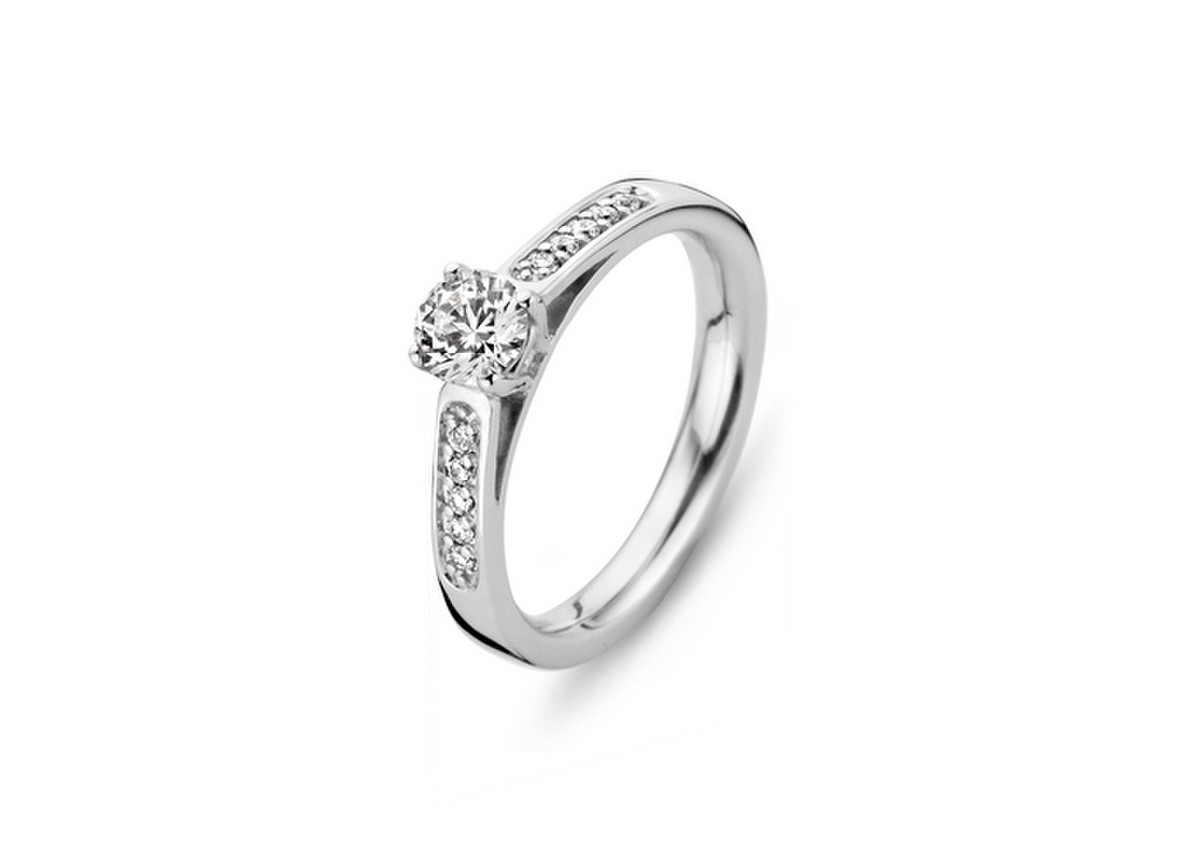 Dit is een ring van het merk Moments.