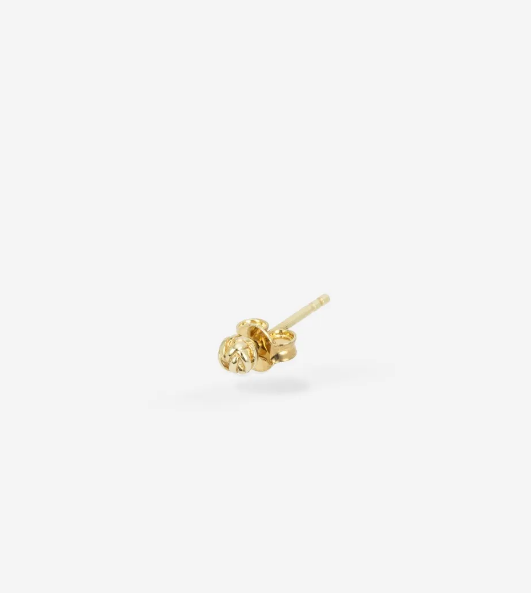 Het Katja Oorknopje is geïnspireerd op de Katja schakel en maakt deel uit van de Earparty collectie. Deze hoogwaardige oorbel is Ontworpen in Amsterdam en handgemaakt in Zuid-Oost Azië van gerecycled zilver met een premium goudlaag van 3.0 micron. De laag goud is gemiddeld 5 maal dikker dan reguliere gold plated items en gemaakt van 18-karaat goud. De Katja-collectie bestaat uit sieraden met prachtig gedetailleerde handgevlochten elementen. De oorbellen zijn per stuk te koop, maar je kunt ze ook als set dragen of combineren met andere oorbellen uit de Earparty collectie. De combinatiemogelijkheden zijn eindeloos! 