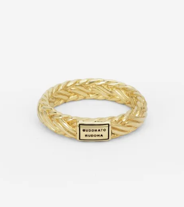 De Katja XS Ring, met zijn verfijnde gevlochten design, belichaamt puur vakmanschap. Geïnspireerd door de iconische Katja-schakel, is deze ring zowel een statement op zich als een tijdloze toevoeging aan je collectie. Ontworpen in Amsterdam en handgemaakt in Zuid-Oost Azië van gerecycled zilver met een premium goudlaag van 3.0 micron. De laag goud is gemiddeld 5 maal dikker dan reguliere gold plated items en gemaakt van 18-karaat goud. Deze ring is een harmonieuze combinatie met andere Buddha to Buddha sieraden. Welk verhaal vertel jij met deze Gold Plated ring?