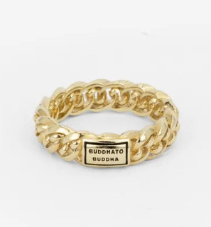 De Nathalie XS Ring, gemaakt met de Nathalie schakel, is een meesterwerk van passie en vakmanschap. Deze ring symboliseert de boodschap om moedig te zijn en zonder angst datgene na te streven wat je passie is.Ontworpen in Amsterdam en handgemaakt in Zuid-Oost Azië van gerecycled zilver met een premium goudlaag van 3.0 micron. De laag goud is gemiddeld 5 maal dikker dan reguliere gold plated items en gemaakt van 18-karaat goud. Deze Nathalie XS Ring is niet alleen een prachtig sieraad, maar ook een verhaal van toewijding en passie. Welke herinneringen zullen zich vormen rond jouw Nathalie XS Ring?