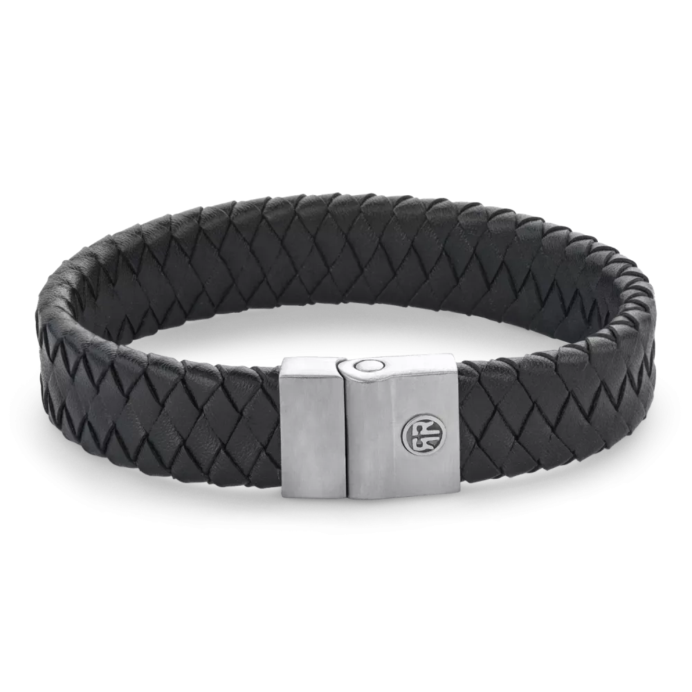 Deze Full Metal Premium armband van Rebel en Rose is een leren armband van 15 mm breed met een sluiting van edelstaal. Het R&R logo is in 3D op de sluiting aangebracht. De unieke (PSR*) sluiting bestaat uit twee delen die perfect in elkaar vallen, zonder dat daar hulpmiddelen als magneten voor nodig zijn. Het leer is met veel zorg en vakmanschap handmatig gelooid en gevlochten door de ambachtslieden van Rebel en Rose. Meet je polsomtrek op en kijk in de maattabel voor de juiste keuze. De armbanden combineren goed met onze kralenarmbanden. (*PSR = Push-Slide- Release)
Modelnaam	Full Metal Premium 15mm Black
Modelnr.	RR-M0047-S-L
Collectie	Bracelets Leather Steel
Type sieraad	Armband
Kleur	Zwart
Sluiting	All Stainless Steel
Materiaal	Leer+Staal
Afwerking	Mat
Breedte (mm)	15mm
Garantie	6 maanden