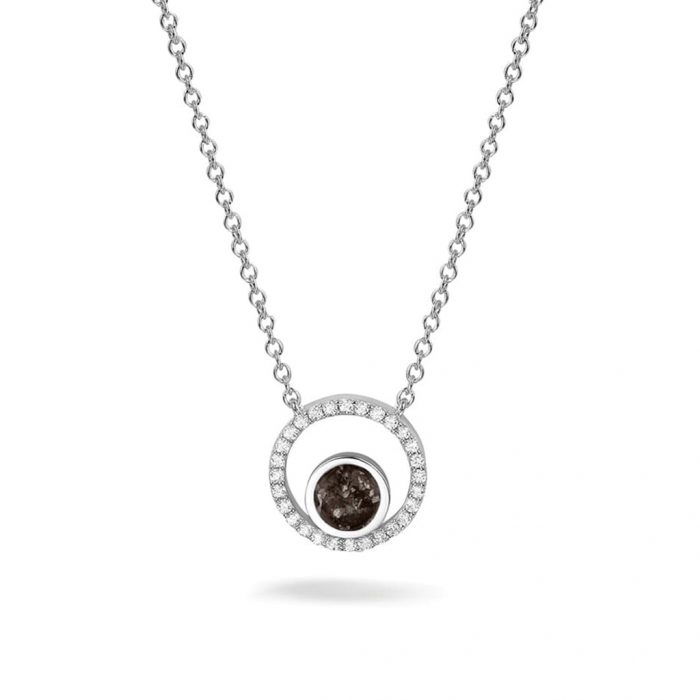 zilveren collier met hanger rond met zirkonia en ascompartiment. Dit sieraad wordt zichtbaar aan de voorkant gevuld met as en wordt vermengd met onze speciale hars. 