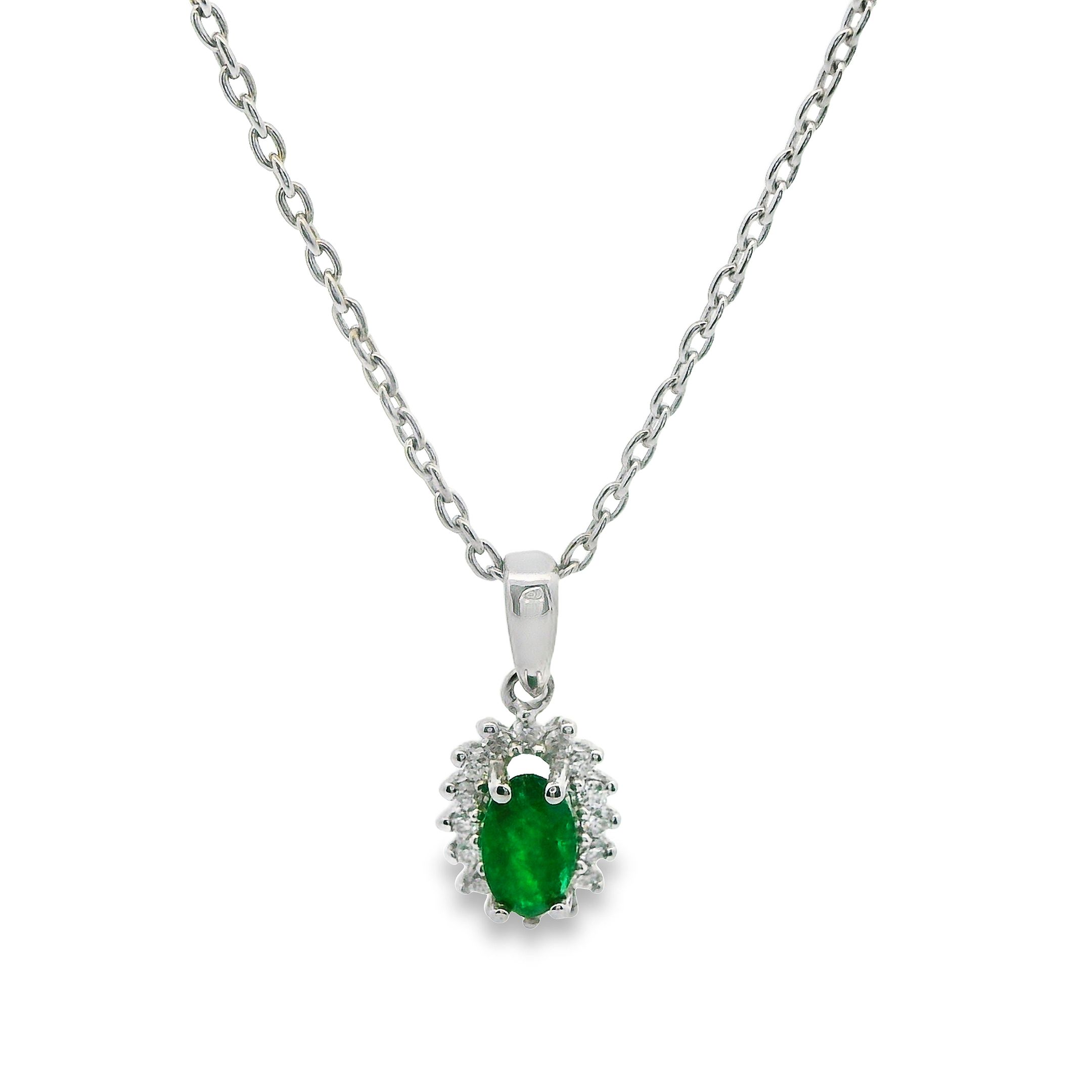 Deze hanger (met collier) van Louis Bros is vervaardigd uit 14 karaat witgoud (2.19 gr.) en is gezet met een smaragd en 16 briljant geslepen diamanten met een totaalgewicht van 0.06 ct. De hanger heeft een diameter van 7.5 mm en een breedte van 6 mm. Deze collectie is weggelegd voor verfijnde keizerinnen en majestueuze koninginnen. De delicate sieraden zijn gezet met koninklijke edelstenen: robijn, smaragd, saffier en diamant. Met Empress kan iedere vrouw over de wereld heersen.