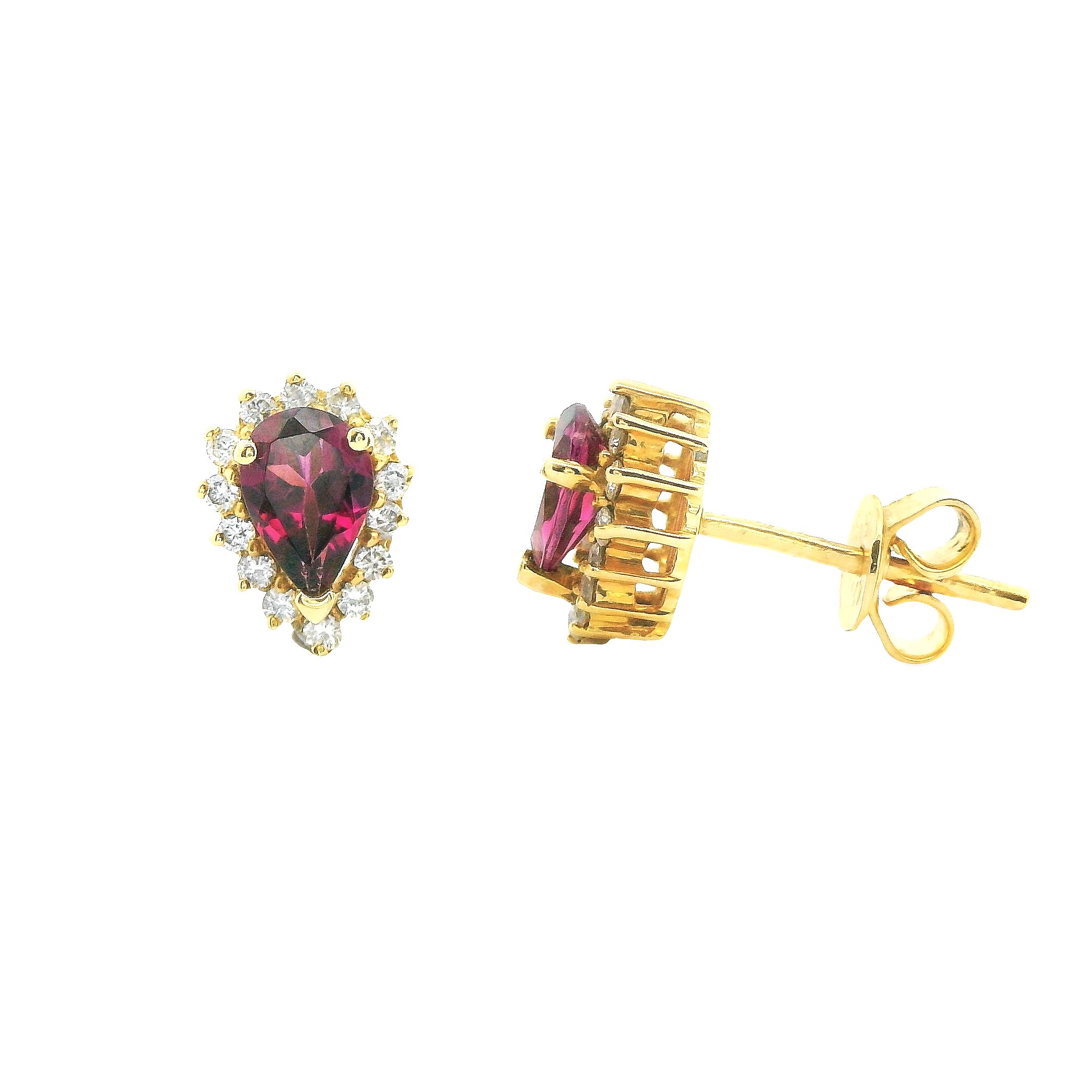 Deze oorstekers van Louis Bros zijn vervaardigd uit 14 karaat geelgoud (2 gr.) en zijn gezet met 28 briljant geslepen diamanten met een totaalgewicht van 0.10ct. En 2 rhodonite 0.94ct  De Oorsieraden hebben een diameter van 9 mm en een breedte van 5.5 mm.
Deze oorsieraden met diamant en rhodoniet zijn de belichaming van verfijning en elegantie. Het warme, stralende geelgoud vormt een perfecte achtergrond voor de sprankelende diamanten, die een vleugje luxe en schittering toevoegen. Rhodoniet, met zijn diepe roze tinten, voegt een unieke en levendige kleur toe, waardoor deze oorsieraden opvallen en een bijzondere charme uitstralen. Samen creëren deze edelstenen en het edelmetaal een harmonieus en betoverend juweel, ideaal voor zowel dagelijks gebruik als speciale gelegenheden.