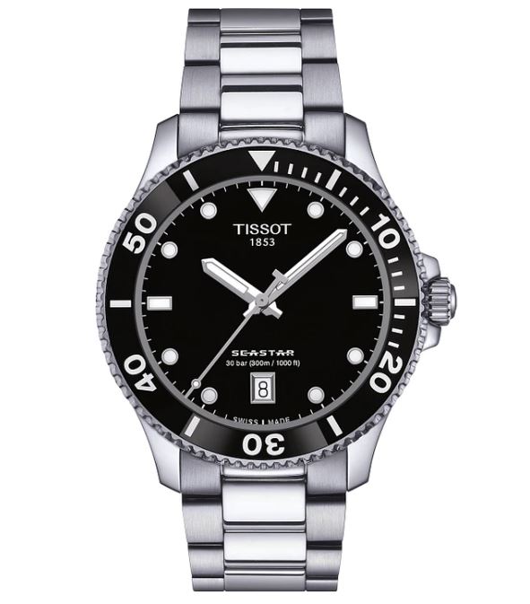 De Tissot Seastar 1000 Quartz 40MM is een duikhorloge met een waterdichtheid van 300 meter, saffierglas en een draaibare duikring. Het horloge heeft een stoere uitstraling en is geschikt voor dagelijks gebruik en avontuurlijke activiteiten. Draag het horloge met een casual outfit tijdens het verkennen van de stad of tijdens een duiksessie. Een veelzijdig horloge voor elke gelegenheid!