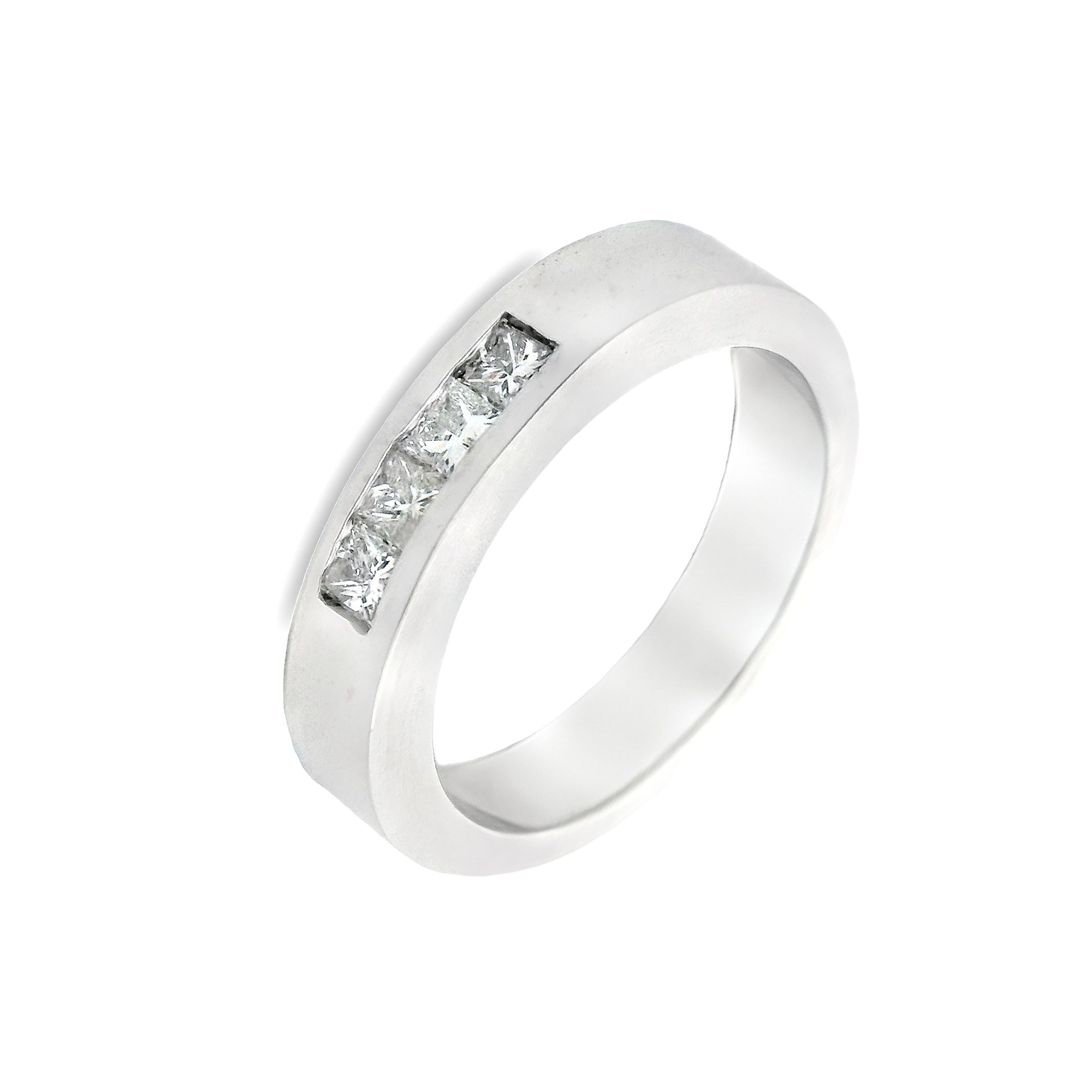 Deze ring van Louis Bros is vervaardigd uit 14 karaat witgoud (5. gr.) en is gezet met 4 princess geslepen diamanten met een totaalgewicht van 0.25 ct. De ring heeft een breedte van 4 mm en dikte van 2.5 mm. Met deze ring om je vinger ben jij het stralende middelpunt bij elke gelegenheid. Deze ring bestaat uit onze lijn van exclusieve modellen sieraden met prachtige designs en van hoge kwaliteit.
De ring is verkrijgbaar in meerdere afmetingen.