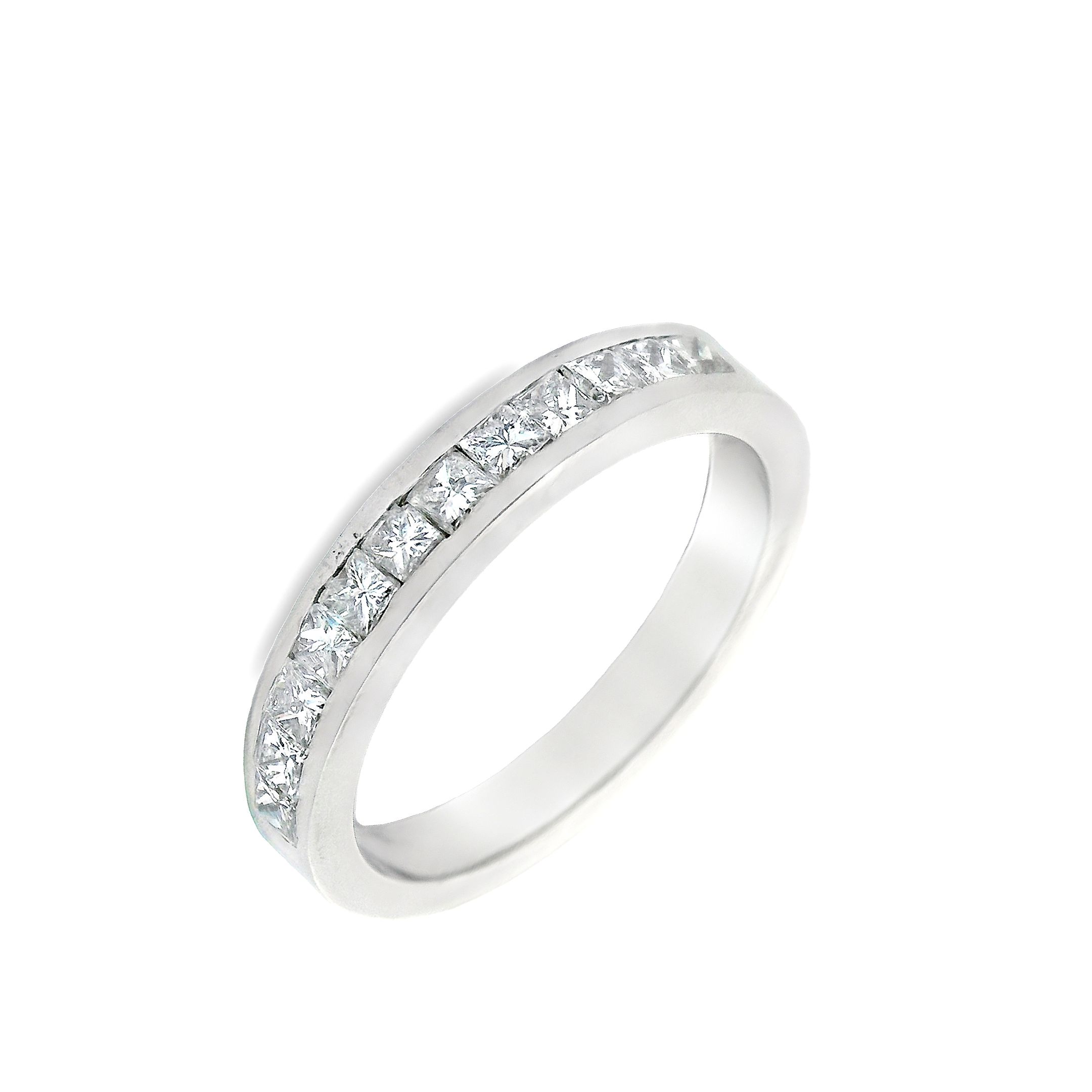 Deze ring van Louis Bros is vervaardigd uit 14 karaat witgoud (4.41 gr.) en is gezet met 12 princess geslepen diamanten met een totaalgewicht van 0.60 ct. De ring heeft een breedte van 3.5 mm en dikte van 2 mm. Met deze ring om je vinger ben jij het stralende middelpunt bij elke gelegenheid. Deze ring bestaat uit onze lijn van exclusieve modellen sieraden met prachtige designs en van hoge kwaliteit.
De ring is verkrijgbaar in meerdere afmetingen.