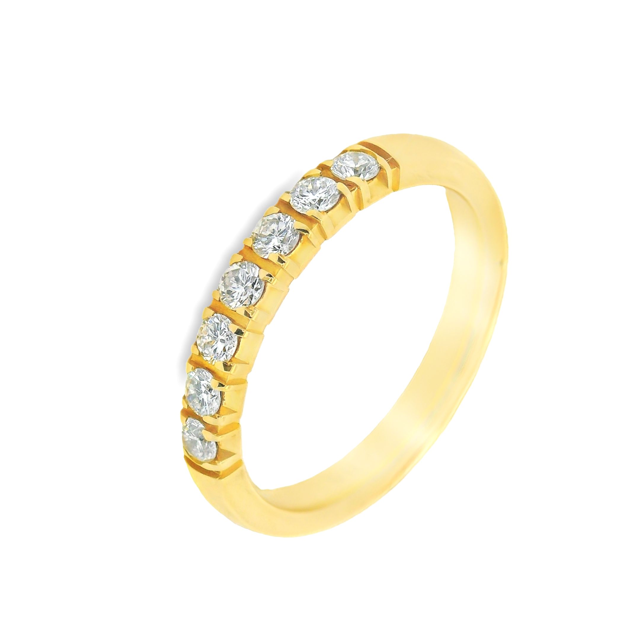 Deze ring van Louis Bros is vervaardigd uit 14 karaat geelgoud (4.29 gr) en is gezet met 7 briljant geslepen diamanten met een totaalgewicht van 0.35ct. De ring heeft een breedte van 3 mm, en een dikte van 2 mm.
Deze alliance ring met diamant is een tijdloos en elegant sieraad dat symbool staat voor eeuwige liefde en toewijding. Deze ring, gemaakt van 14-karaats geelgoud, straalt warmte en luxe uit. De diamanten, zorgvuldig in een pavézetting geplaatst, glinsteren bij elke beweging en voegen een vleugje verfijning toe aan het ontwerp. De alliance ring, vaak gegeven als trouw- of jubileumring, benadrukt de band tussen geliefden met zijn onafgebroken rij van schitterende edelstenen. Het is een klassiek en stijlvol juweel dat generaties lang gekoesterd zal worden.
De ring is verkrijgbaar in meerdere afmetingen.