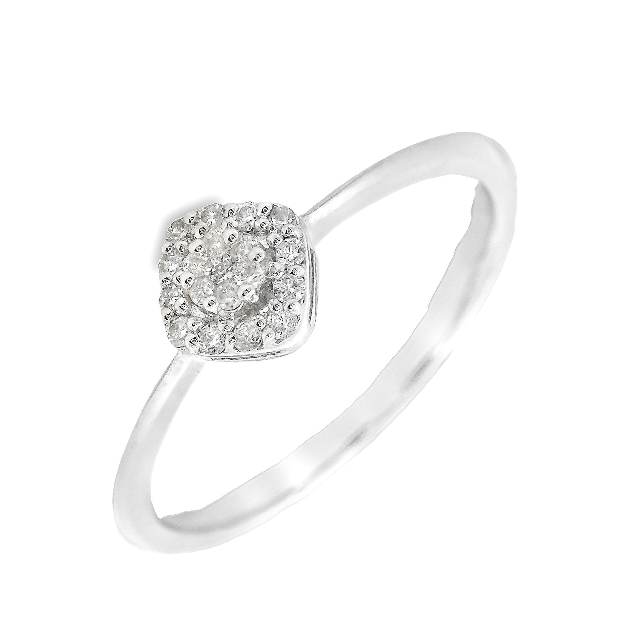 Deze ring van Louis Bros is vervaardigd uit 18 karaat witgoud (2. gr.) en is gezet met 18 briljant geslepen diamanten met een totaalgewicht van 0.09ct. De ring heeft een diameter van 5.5 mm, minimale breedte van 1.5 mm. en een hoogte van 3 mm.
Deze ring met meerdere diamanten in het midden is een prachtig en luxueus sieraad. De ring, vervaardigd uit 18-karaats witgoud, straalt een moderne en elegante stijl uit. In het midden schitteren meerdere diamanten, zorgvuldig gerangschikt om maximale schittering en allure te bieden. Deze combinatie van sprankelende stenen en het verfijnde witgoud maakt de ring een perfecte keuze voor bijzondere gelegenheden, zoals verlovingen of jubilea. Het is een tijdloos en adembenemend juweel dat de drager met trots zal dragen en dat generaties lang gekoesterd zal worden.
De ring is verkrijgbaar in meerdere afmetingen.