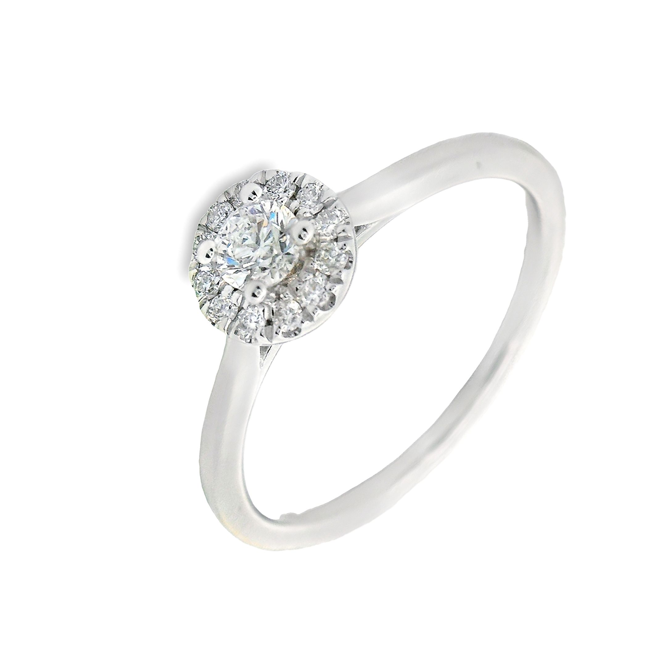 Deze ring van Louis Bros is vervaardigd uit 18 karaat witgoud (2.50 gr.) en is gezet met 11 briljant geslepen diamanten met een totaalgewicht van 0.25ct. De ring heeft een diameter van 6.5 mm, minimale breedte van 1.7 mm. en een hoogte van 4 mm.
Deze ring met meerdere diamanten in het midden is een prachtig en luxueus sieraad. De ring, vervaardigd uit 18-karaats witgoud, straalt een moderne en elegante stijl uit. In het midden schitteren meerdere diamanten, zorgvuldig gerangschikt om maximale schittering en allure te bieden. Deze combinatie van sprankelende stenen en het verfijnde witgoud maakt de ring een perfecte keuze voor bijzondere gelegenheden, zoals verlovingen of jubilea. Het is een tijdloos en adembenemend juweel dat de drager met trots zal dragen en dat generaties lang gekoesterd zal worden.
De ring is verkrijgbaar in meerdere afmetingen.