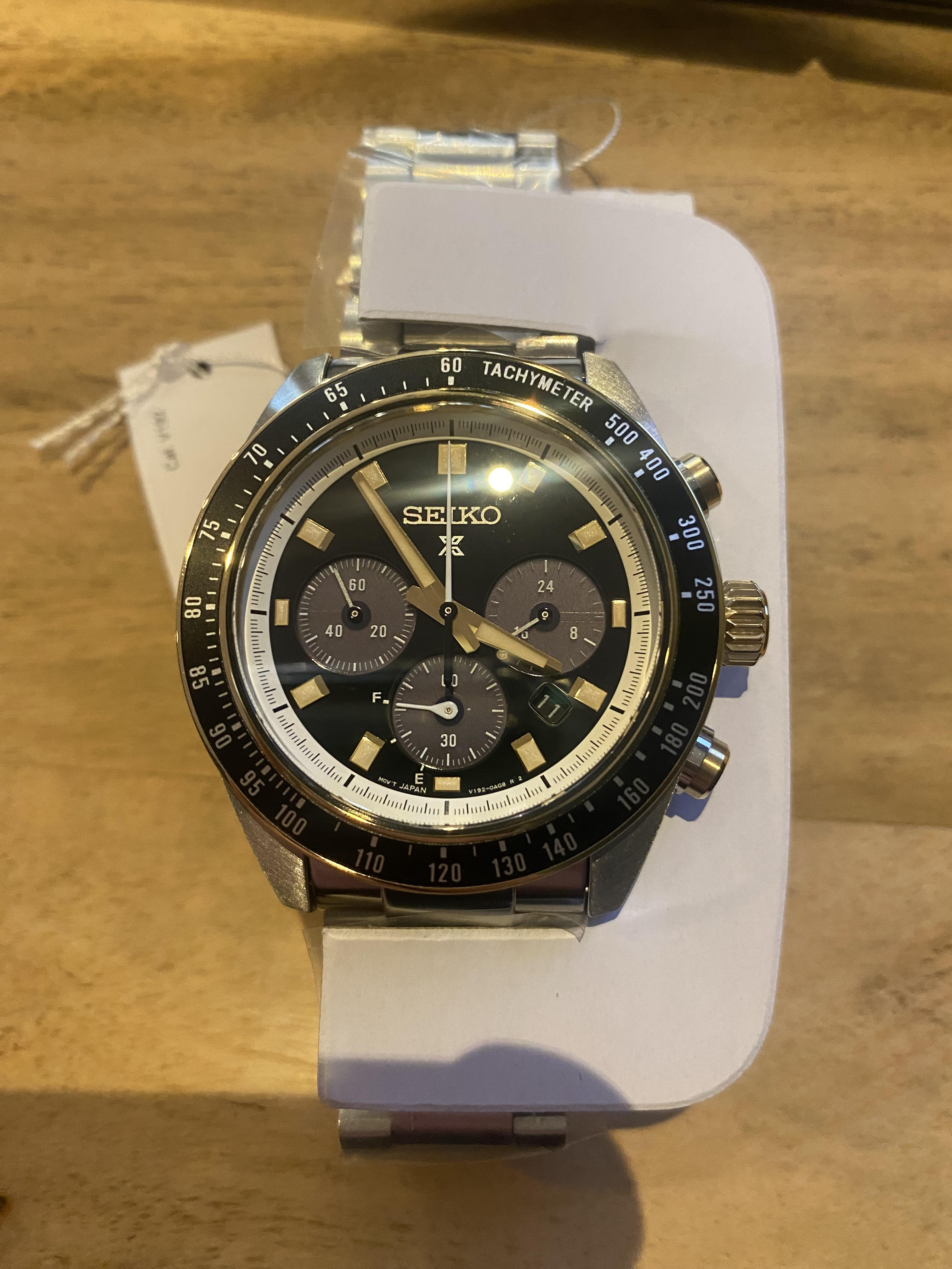 Dit is een herenhorloge van het merk Seiko. Het is een chronograaf horloge gemaakt van staal. De diameter van de kast is 41.4 mm en de kast is 13 mm dik.
De verdere specificaties van het horloge zijn als volgt:
Kastvorm: rond
Kastkleur: zilverkleurig
Kastmateriaal: staal
Bandbreedte: 21 mm
Bandlengte: 251.4 mm
Sluiting: vouwsluiting met drukker
Wijzerplaatkleur: zwart
Glassoort: saffier glas
Waterdichtheid: 10 ATM
Techniek: solar