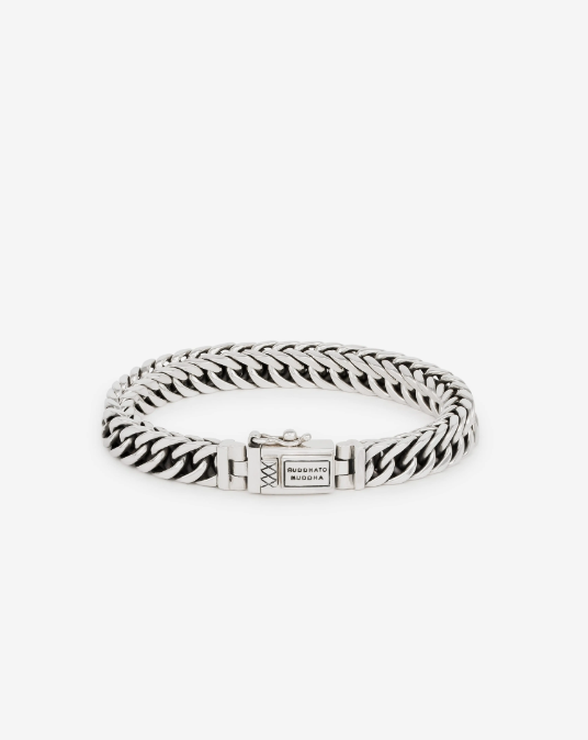De Esther XS armband is een van de bekendste armbanden uit de Heritage collectie op basis van de Esther schakel. De stoere gevlochten schakel maakt deze sterling zilveren armband tot een echte must have! De schakels zijn geoxideerd waardoor de binnenkant van de schakel donker is. Creëer een vlotte en stoere look met deze tijdloze en handgemaakte armband. De Esther XS is smaller dan de Esther Small en de Esther Big.
