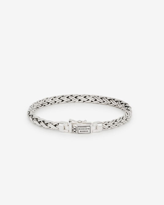 De Katja XS armband is een prachtig gedetailleerde gevlochten armband. Een echte eyecatcher! Het ontwerp van deze subtiele zilveren armband is gebaseerd op de iconische schakel Katja. Handgemaakt en tijdloos zoals alle Buddha to Buddha sieraden. De zilveren armband laat zich perfect combineren, wees creatief en combineer sieraden van andere families, zoals Ellen of Ben. De Katja XS is smaller dan de Katja armband.
