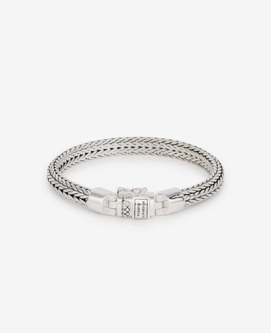 De Ellen XS Armband is een van onze meest populaire armbanden. Deze subtiele, sierlijke armband, met zijn gedetailleerde schakels, is een eerbetoon aan de perfectie van handwerk. Elk schakel is met zorg en precisie handgemaakt, wat de toewijding en passie van onze ambachtslieden laat zien. Ontworpen in Amsterdam en met de hand gemaakt van gerecycled zilver in Zuid-Oost Azië. Draag het als een symbool de bijzondere connecties die je in het leven maakt. Met wie of wat verbind jij jezelf door dit sieraad te dragen?