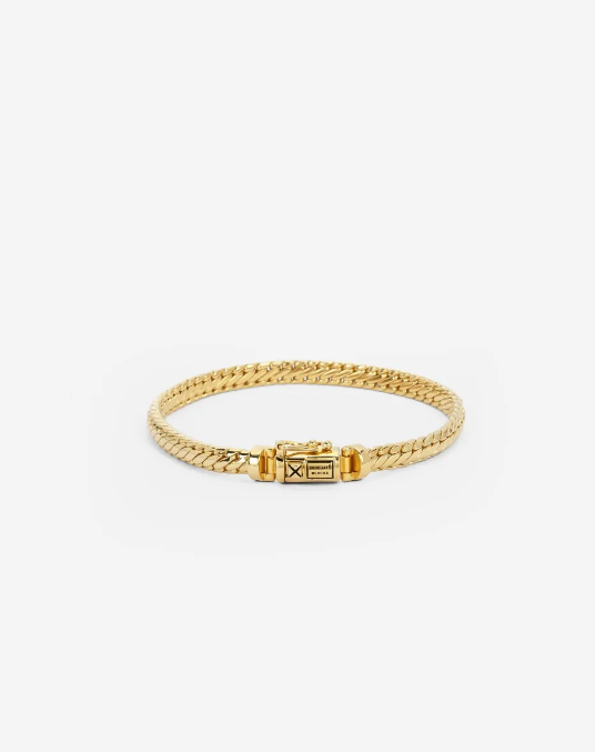 De Ben-schakel behoort tot onze meest iconische ontwerpen. De Ben Mini Armband is een verfijnde, kleinere versie van de geliefde Ben Armband. Ontworpen in Amsterdam en handgemaakt in Zuid-Oost Azië van gerecycled zilver met een premium goudlaag van 3.0 micron. De laag goud is gemiddeld 5 maal dikker dan reguliere gold plated items en gemaakt van 18-karaat goud. Draag het als een symbool van de bijzondere connecties die je in het leven maakt. Met welke gebeurtenis verbind jij jezelf door dit sieraad te dragen?