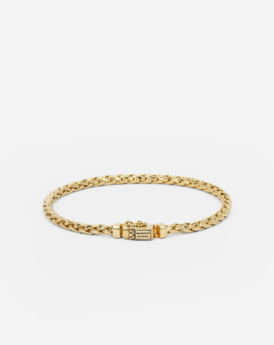 De George Mini Armband is gebaseerd op een traditionele Balinese weeftechniek en met de hand gemaakt door gepassioneerde ambachtslieden. Het is een meesterwerk dat puur vakmanschap laat zien. Deze armband, met zijn fijne schakels en gedetailleerde afwerking, is een ode aan de kunst van het verfijnde smeden. Ontworpen in Amsterdam en handgemaakt in Zuid-Oost Azië van gerecycled zilver met een premium goudlaag van 3.0 micron. De laag goud is gemiddeld 5 maal dikker dan reguliere gold plated items en gemaakt van 18-karaat goud. Deze armband is niet alleen een statement van stijl, maar ook van duurzaamheid en kwaliteit. Draag het als een symbool van jouw eigen unieke pad en de onvergetelijke momenten en mijlpalen die je al hebt behaald in je leven.