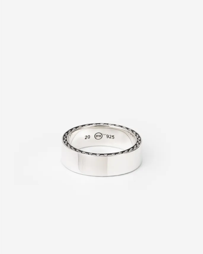 344 20 George Smooth Ring

De George Gladde Ring in gerecycled zilver heeft een subtiele George structuur aan de zijkant. Met de mogelijkheid tot graveren, kun je jouw eigen persoonlijke verhaal vertellen met dit sieraad. Deze ring is groter dan de George Mini en Small Smooth. Ideaal te combineren met andere George sieraden uit de collectie. Geschikt voor iedereen en passend bij elke stijl. Ontworpen in Amsterdam en duurzaam geproduceerd in Zuidoost-Azië. Ben jij klaar om een nieuw hoofdstuk te beginnen met deze ring?

Eigenschappen
Maat	20
Collectie	George
Lengte mm	24
Materiaal	Gerecycled 925 sterling zilver
Breedte mm	7
Geslacht	Unisex