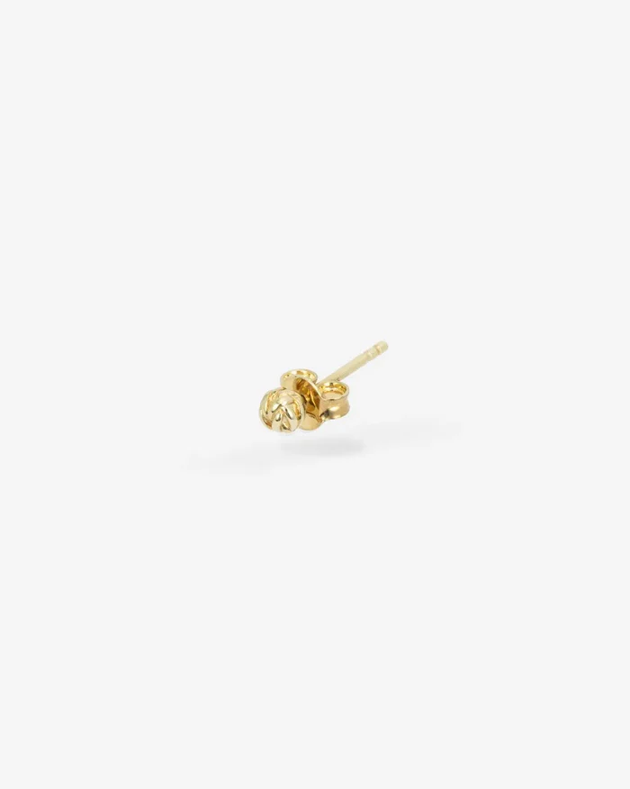 Het Katja Oorknopje is geïnspireerd op de Katja schakel en maakt deel uit van de Earparty collectie. Deze hoogwaardige oorbel is Ontworpen in Amsterdam en handgemaakt in Zuid-Oost Azië van gerecycled zilver met een premium gold plating (3.0 micron dik). De plating is gemiddeld 5 maal dikker dan reguliere gold plated items. De Katja-collectie bestaat uit sieraden met prachtig gedetailleerde handgevlochten elementen. De oorbellen zijn per stuk te koop, maar je kunt ze ook als set dragen of combineren met andere oorbellen uit de Earparty collectie. De combinatiemogelijkheden zijn eindeloos! Je koopt onze sieraden niet, maar je geeft ze cadeau. Aan wie geef jij dit sieraad? Jezelf, of iemand in het bijzonder?