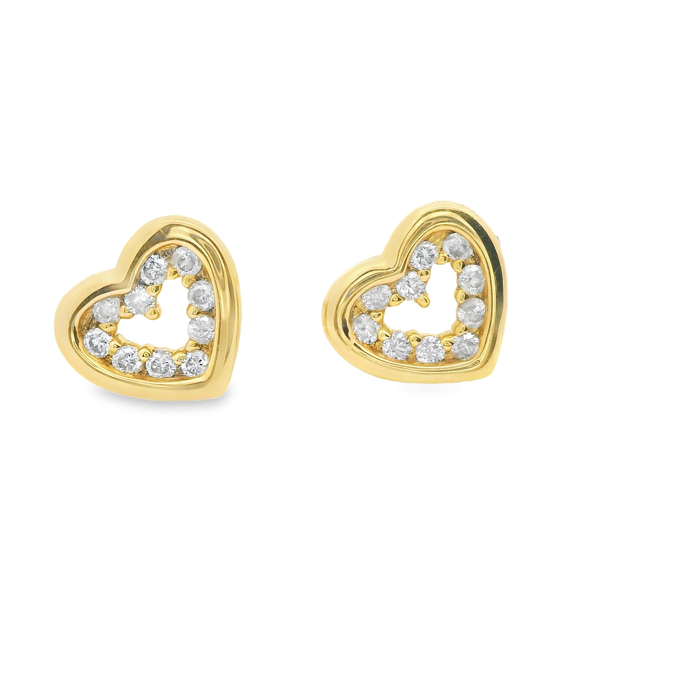 Deze oorstekers van Louis Bros zijn vervaardigd uit 18 karaat geelgoud (1.87 g) en zijn gezet met 20 briljant geslepen diamanten met een totaalgewicht van 0.15 ct. De oorstekers hebben een diameter van 8 mm.
Verkrijgbaar vanaf 0.05 crt .
Leverbare goudkleuren: 14/18kts geelgoud, 14/18kts witgoud en 14/18kts roségoud