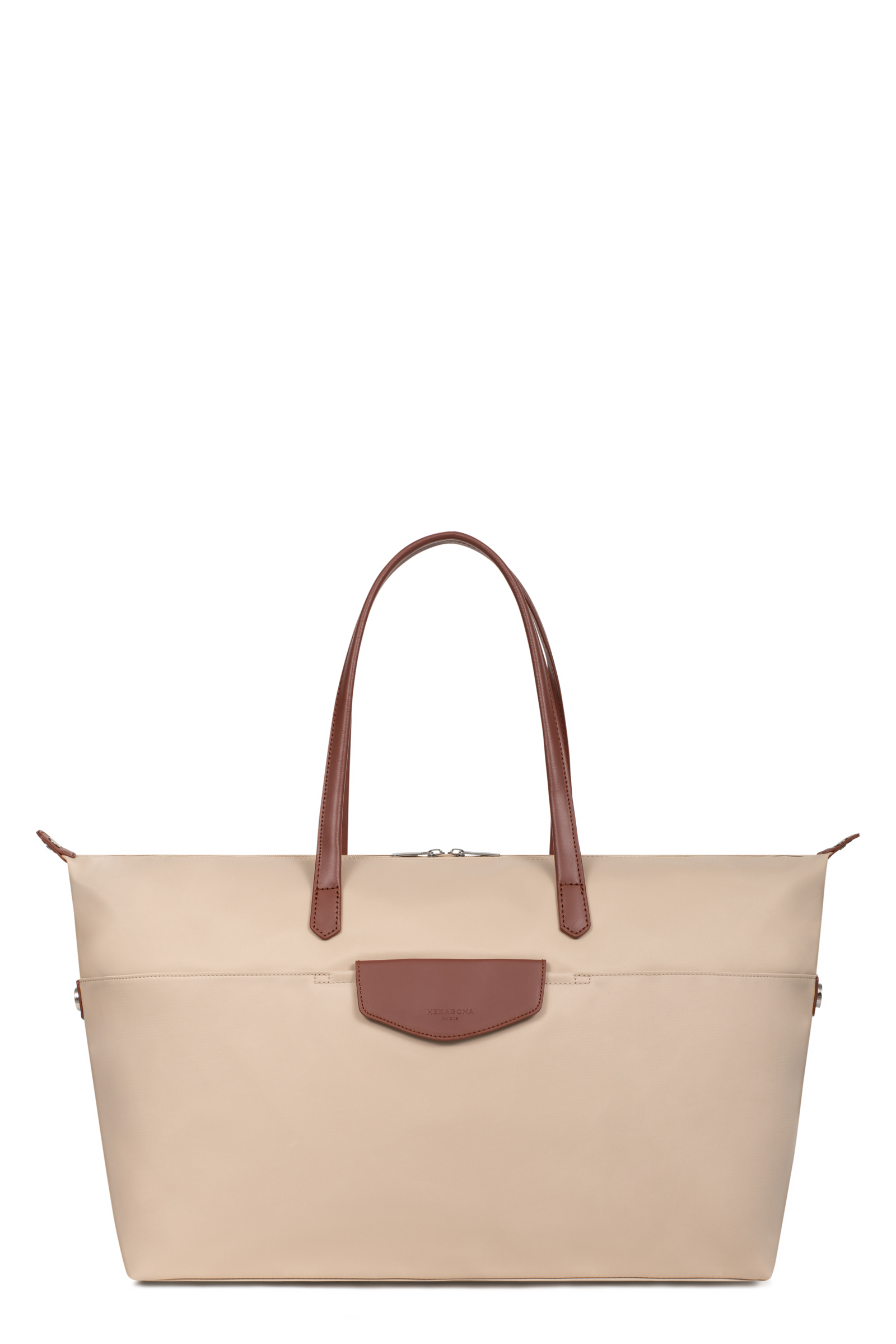 Elegante reisgenoot voor weekend weg of naar de sport. Of tijdens het shoppen te vullen met de mooiste spullen. Onder de toprits zit 1 hoofdvak en vak voorzien van rits en twee steek vakken.

Afmetingen:
Hoogte 30 cm x breedte 60cm x diep 20cm