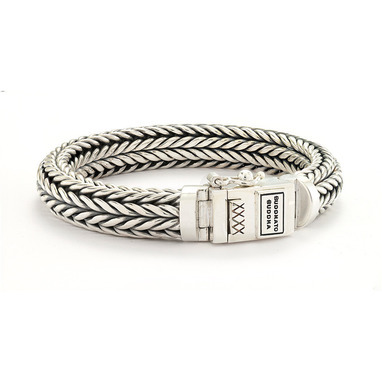 
Deze stoere, trendy Buddha to Buddha 799 Ellen medium armband is uitermate geschikt voor zowel heren als dames. Omdat de armband gemaakt is van zilver is deze zeer fijn om te dragen en zorgt hij toch voor een stoere, trendy look. De breedte van de armband is 10 mm.
De ARMBAND is in meerdere lengtes verkrijgbaar.
