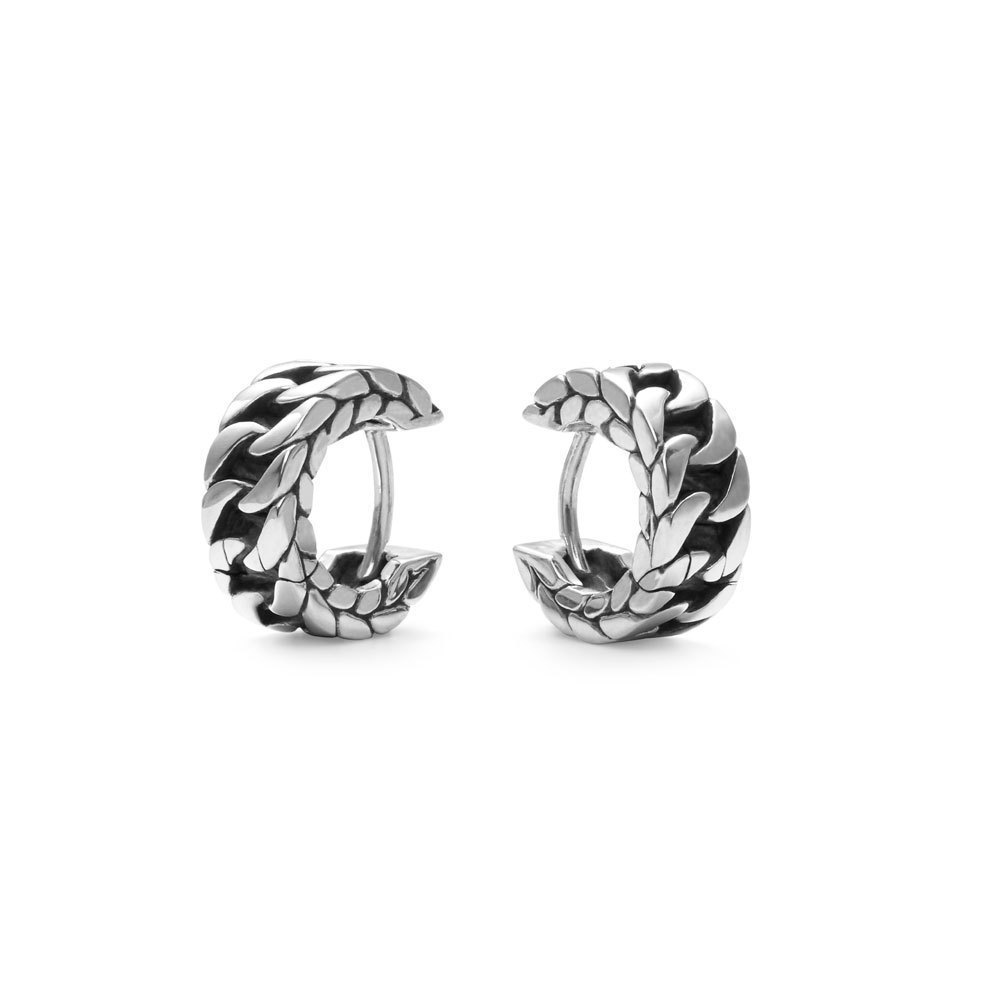 De Esther Small oorbel is een elegante oorbel die zowel verkrijgbaar is in gerecycled zilver als 14-karaats goud, waardoor het een veelzijdige keuze is voor iedereen. Het design is gebaseerd op onze iconische Esther vlechttechniek en krijgt haar finishing touch door ons kenmerkende logo.