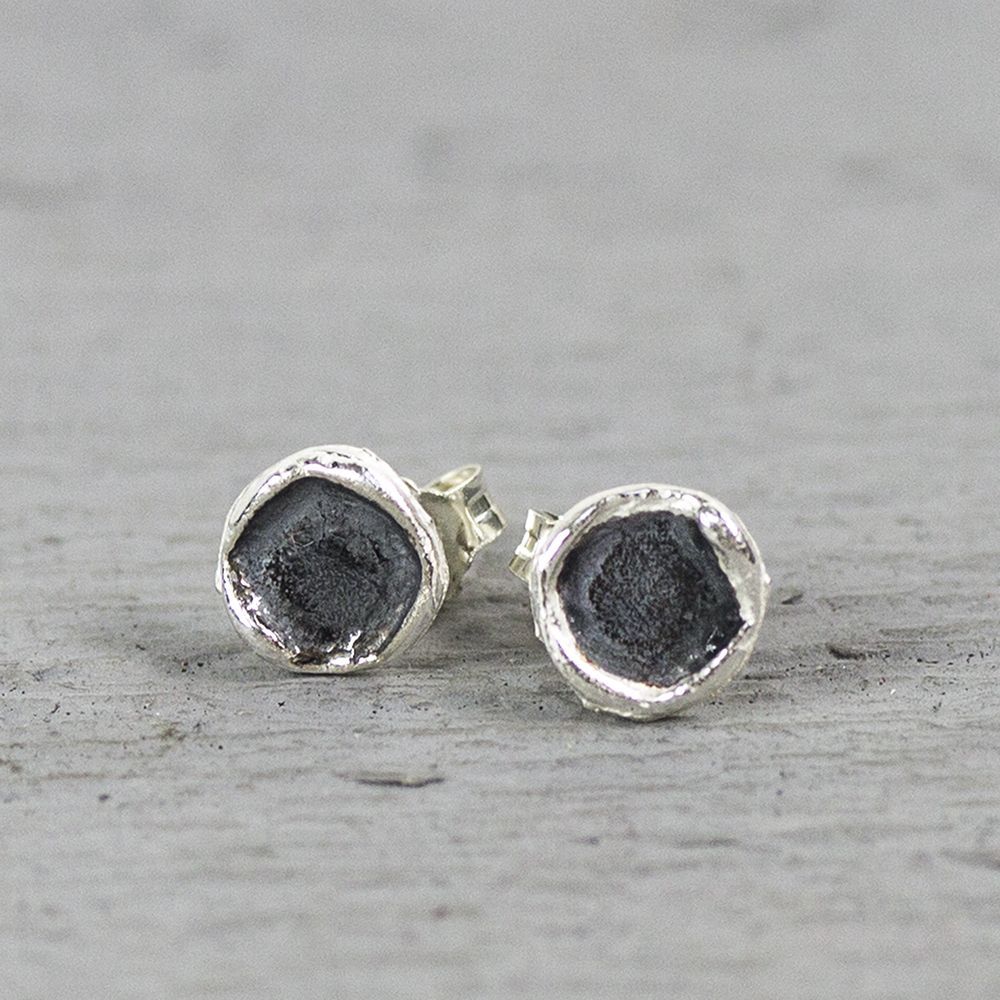 Oorknopjes gemaakt van 925 sterling zilver en geoxideerd zilver de oorknop heeft een ronde organische vorm. De randen van de oorstekers staan omhoog voor meer diepte.
