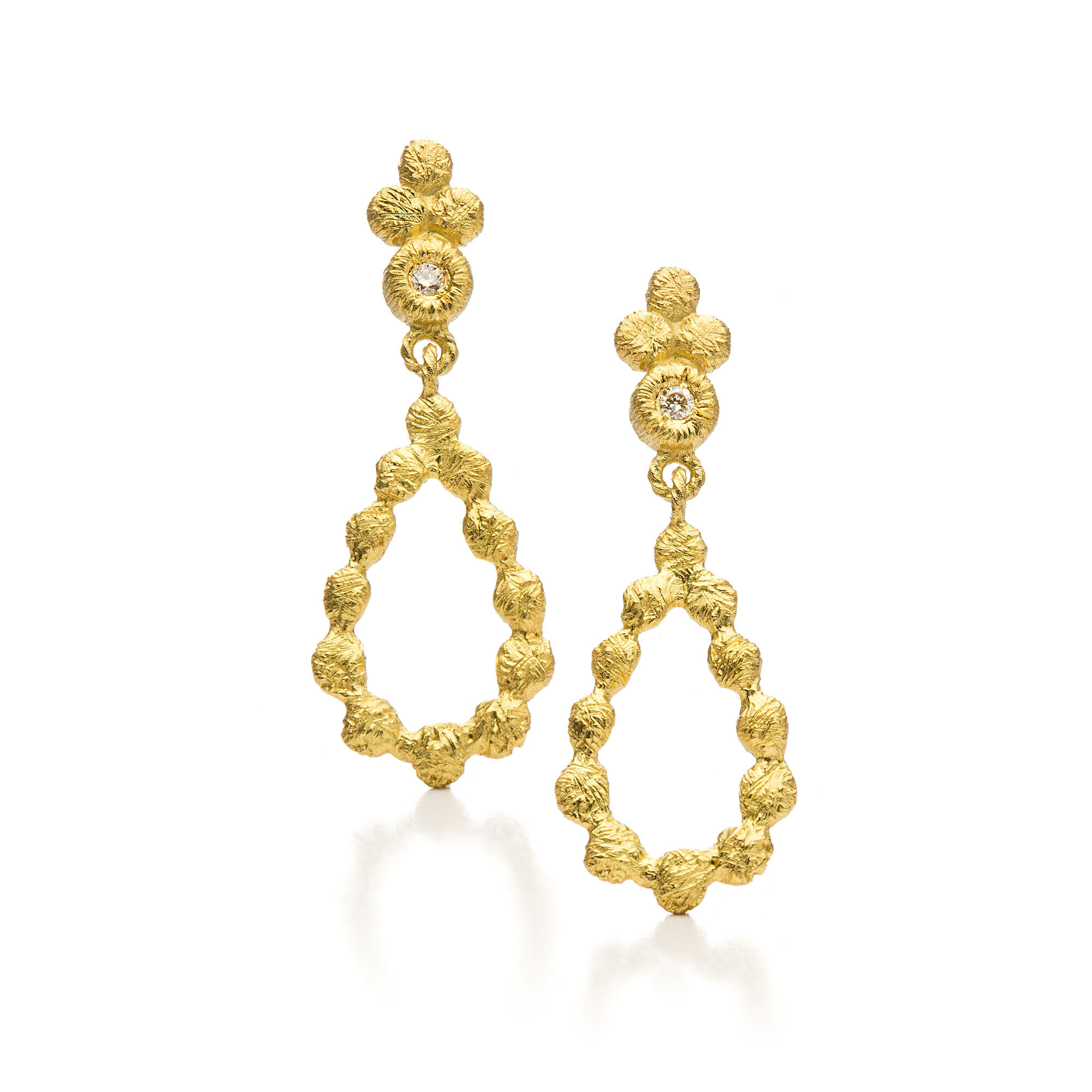 een paar 18 krt geelgouden oorhangers van Brigitte Adolph model Kassiopaia  geelgoud met 2 diamantjes briljant geslepen. 