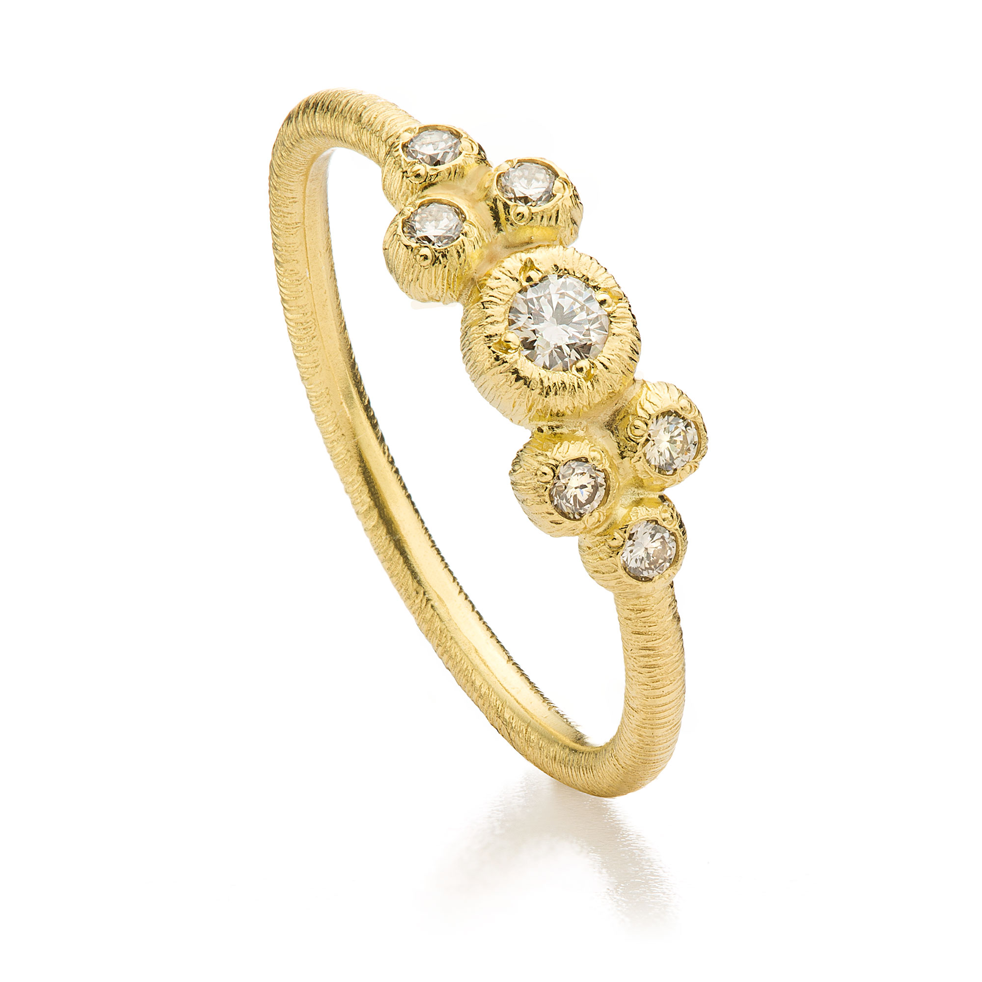een 18 krt geelgouden ring van brigitte adolph model Kassiopeia met 7 champagne diamantjes briljant geslepen.
