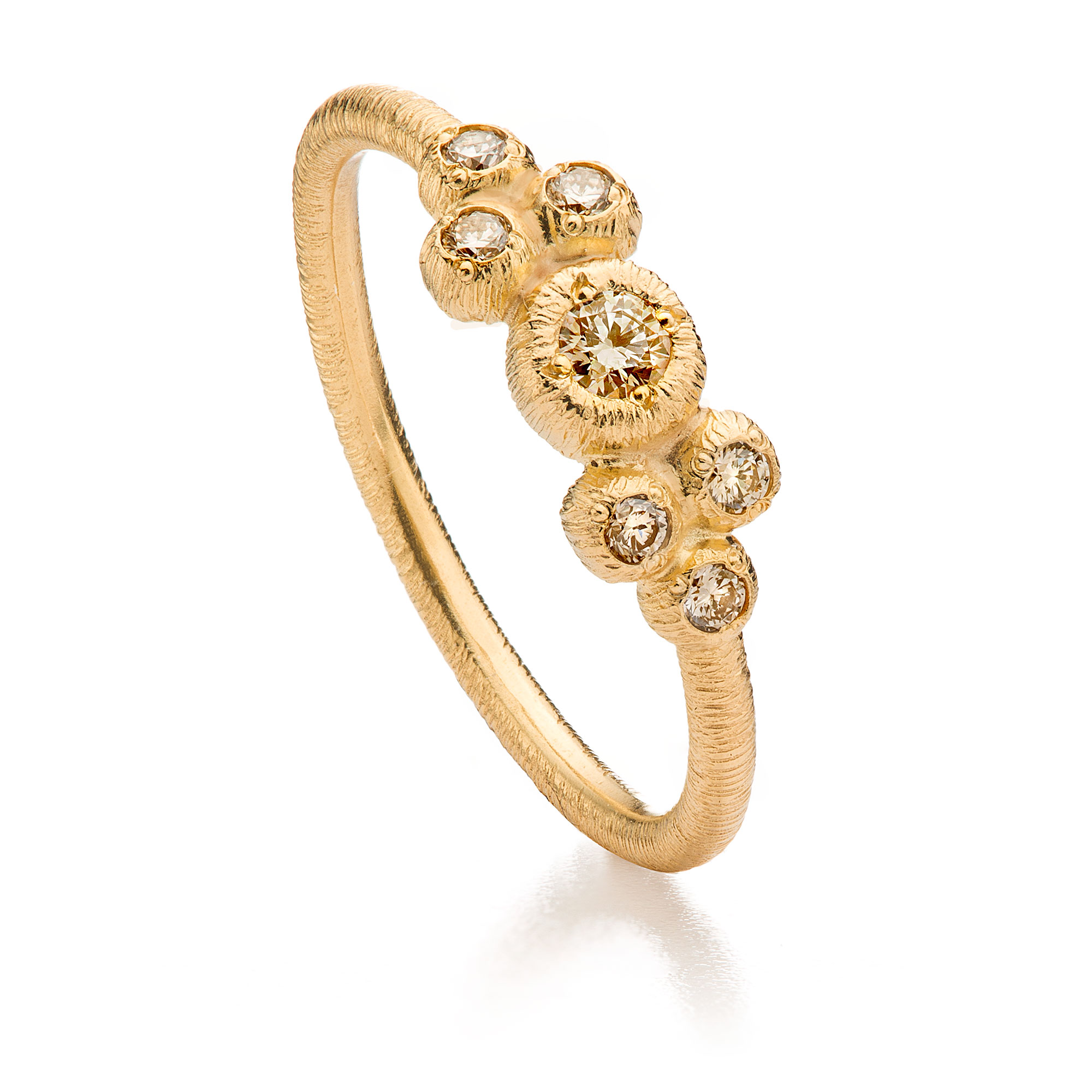 een 18 krt roségouden ring van Brigitte Adolph model Kassiopeia met 7 diamantjes briljant champagne kleur geslepen. 