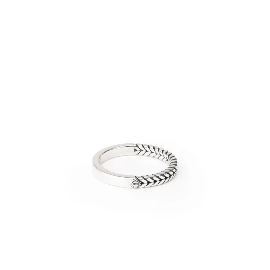 De Barbara Mini Dual Ring is vervaardigd van gerecycled sterling zilver en kenmerkt zich door een gladde zijde en een geweven, iconische Barbara textuur. De Barbara Mini Dual Ring is smaller dan de Barbara Small Dual Ring. De diepte en elegantie van de Barbara weving maken deze ring een tijdloze keuze.