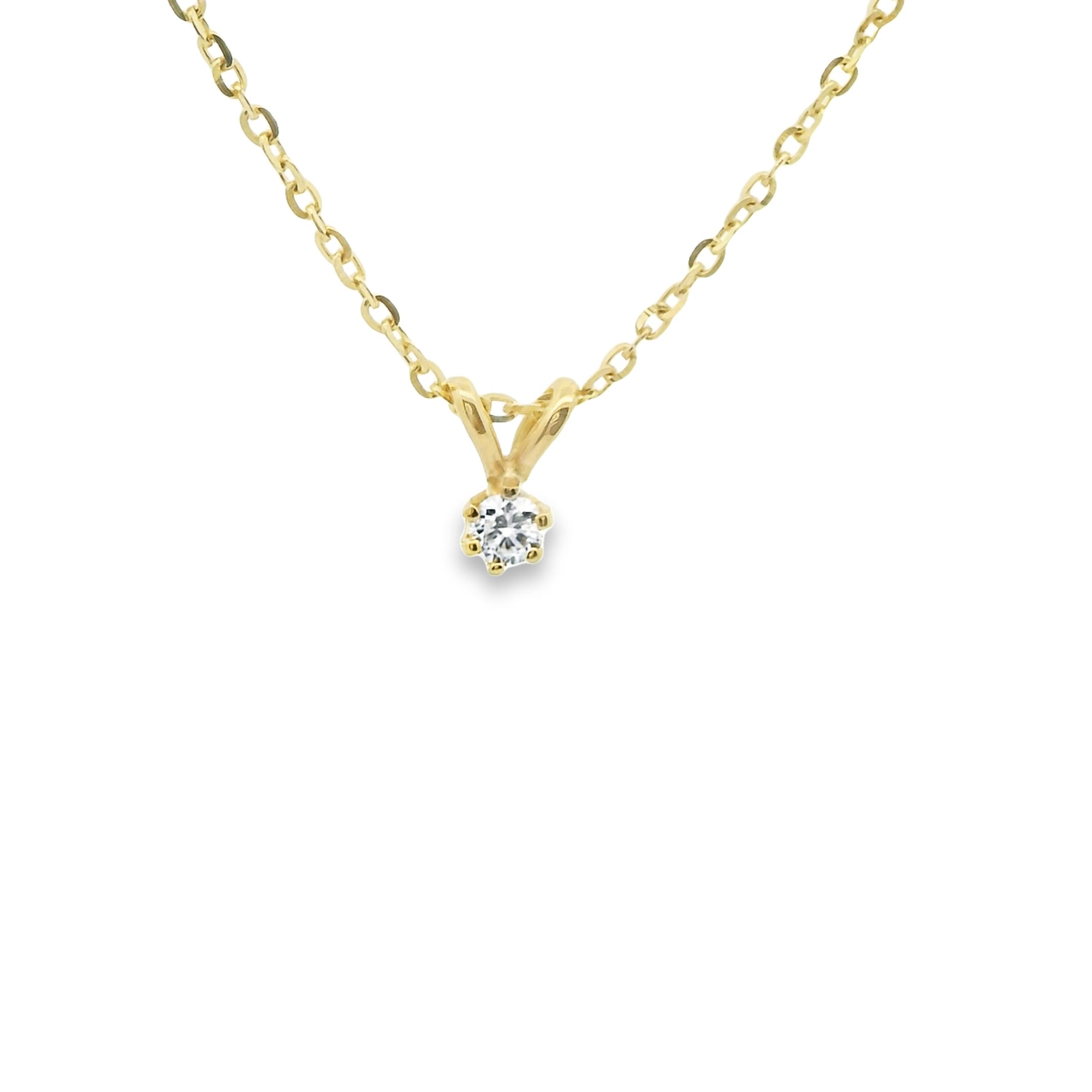 Deze hanger (exclusief collier) van Louis Bros is vervaardigd uit 14 karaat geelgoud (2. gr.) en is gezet met 1 briljant geslepen diamanten met een totaalgewicht van 0.05 ct. De hanger heeft een diameter van 2 mm en een dikte van 1.5 mm.
Verkrijgbaar vanaf 0.05crt .
Leverbare goudkleuren: 14/18kts geelgoud, 14/18kts witgoud, 14/18kts roségoud en alle bicolor combinaties.