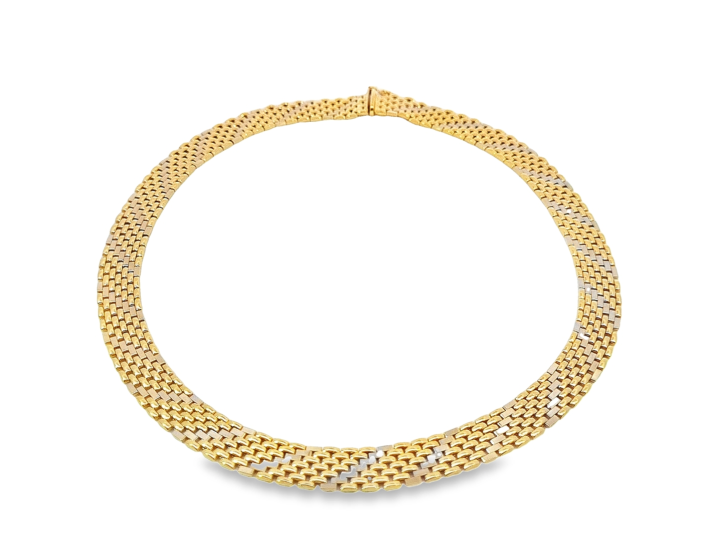 Dit collier van Louis Bros is vervaardigd uit 14 karaat bicolor (48.90 gr).
Het collier heeft een lengte van 40 cm en een breedte van 10.82 mm .En een dikte van 1.60 mm. Deze exclusieve juwelen zijn vervaardigd uit de meeste kostbare materialen in het atelier van Louis Bros.
