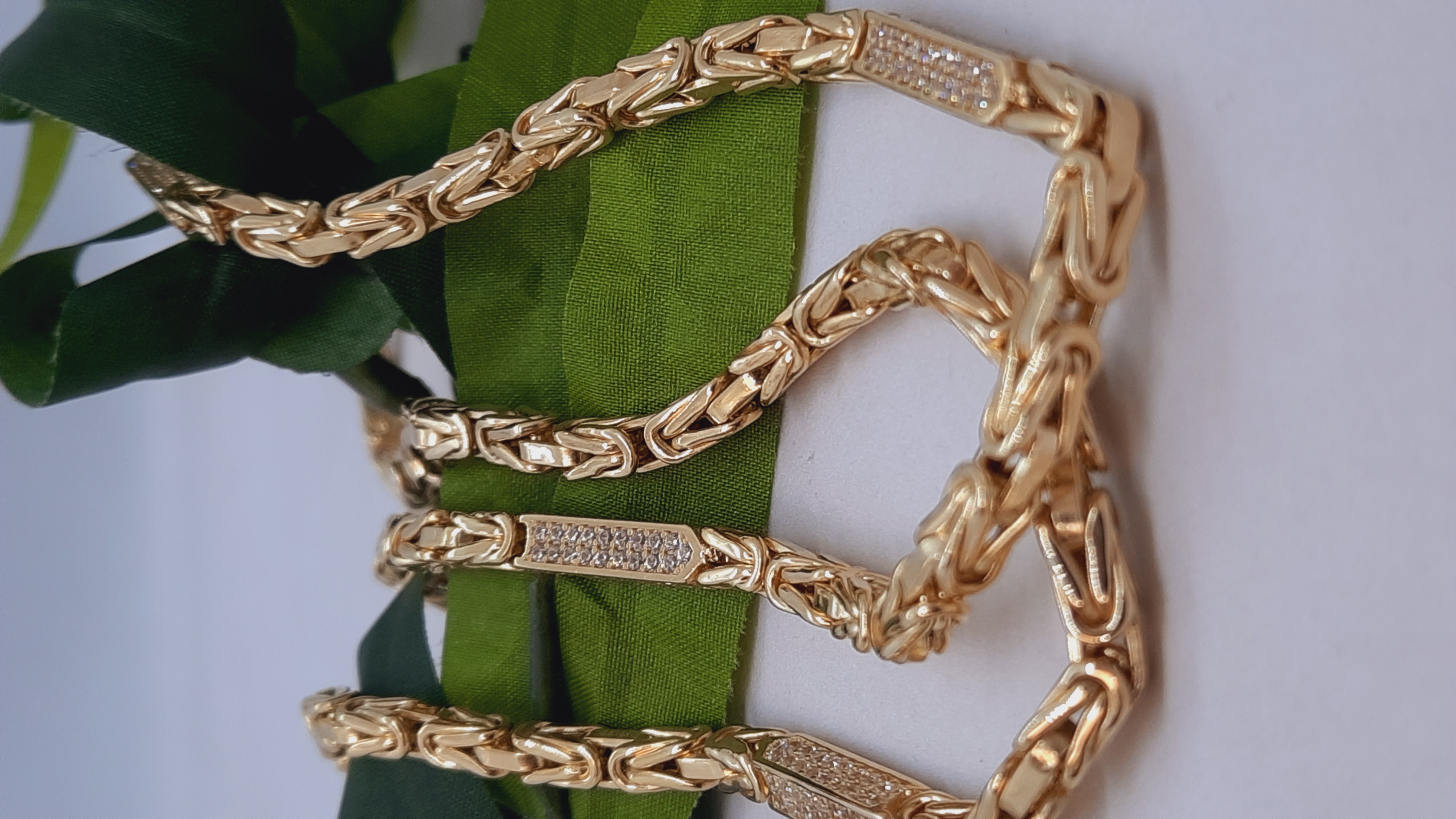 De gouden koningsketting 14kt (modelnummer 0002) heeft een gewicht van 32,76 gram en is gemaakt van 14-karaats geelgoud. Het sieraad is 65 cm lang en heeft een breedte van 4,4 mm. Draag deze glanzende halsketting voor een chique en verfijnde uitstraling, perfect voor elke speciale gelegenheid of stijlvolle dagelijkse look.
